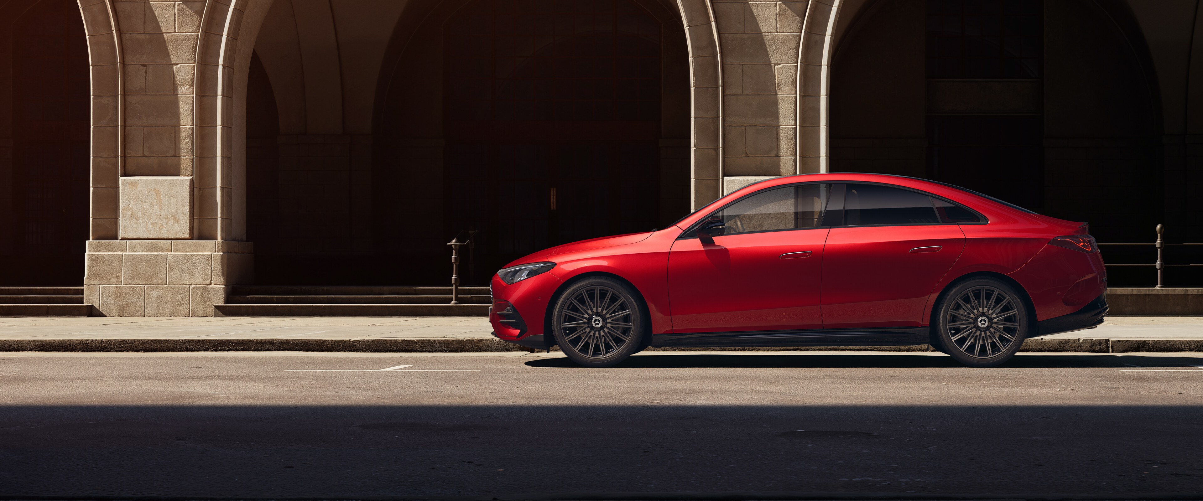 Mercedes-Benz CLA Limuzyna stojąca bokiem.