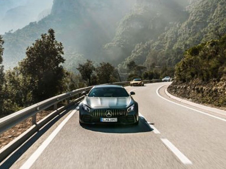 Mercedes-AMG GT R z perspektywy czołowej, jadący po drodze.