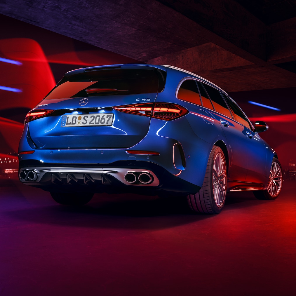 Tylny zderzak z dyfuzorem w błyszczącej czerni w Mercedes-AMG Klasa C Kombi C 43.