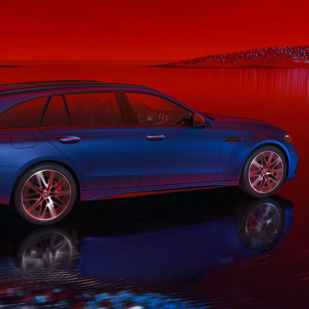 Widok od boku na czerwonym tle na Mercedes-AMG C 63 S E PERFORMANCE Kombi, lakierowanego na spektakularny kolor niebieski magno MANUFAKTUR.