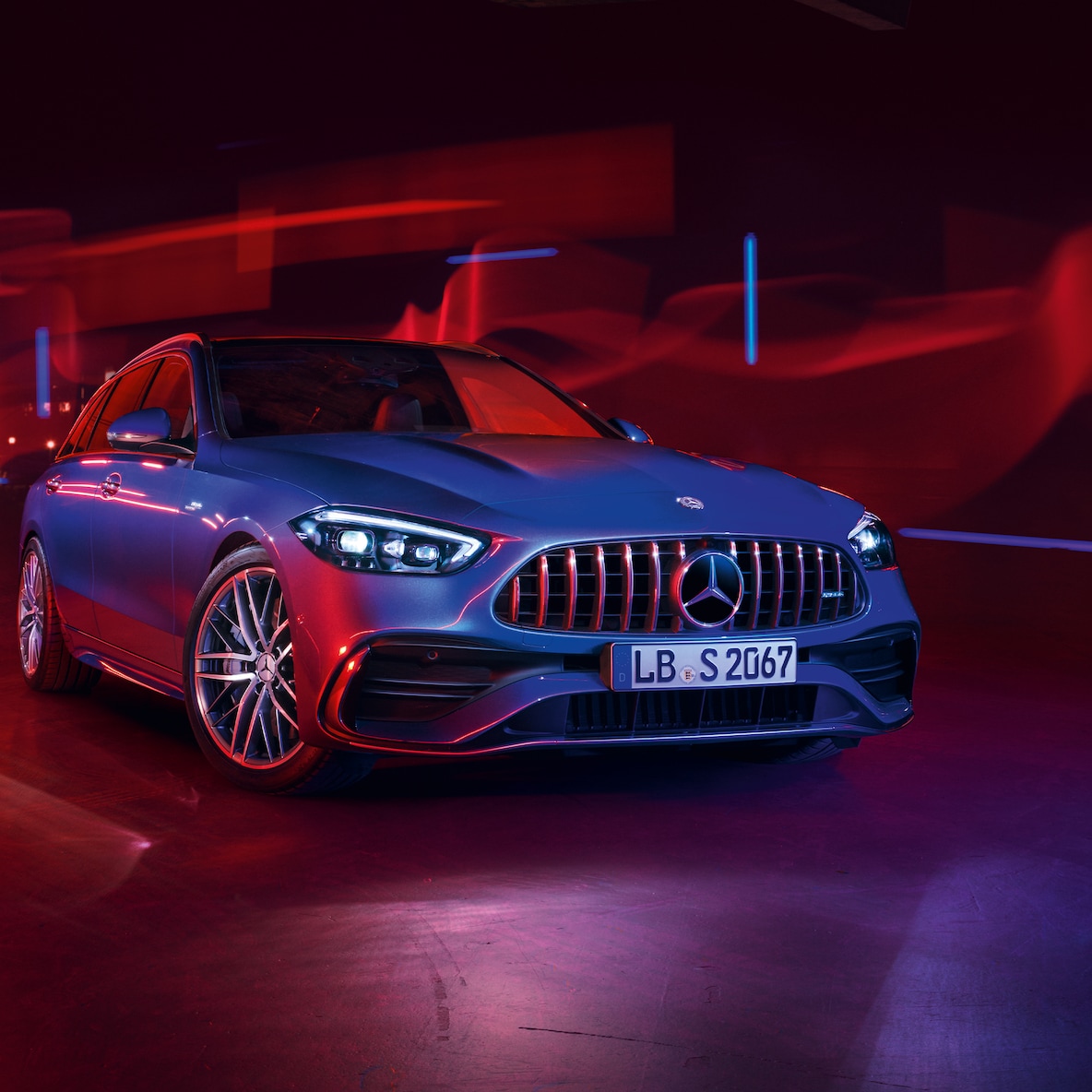 Mercedes-AMG C 43 w widoku od przodu na czerwonym tle.