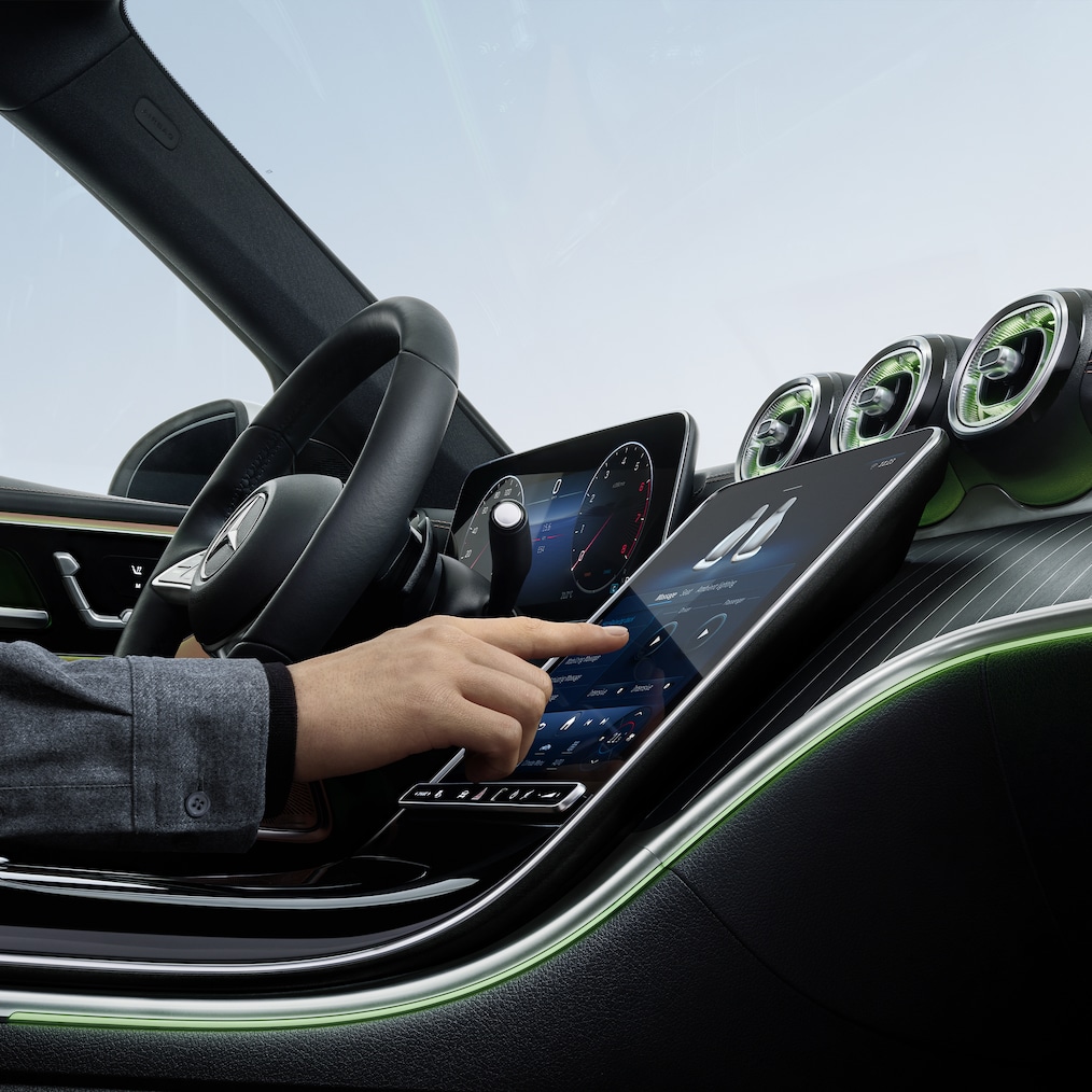Zbliżenie na kokpit ze wskaźnikami w Mercedes-Benz Klasy C.