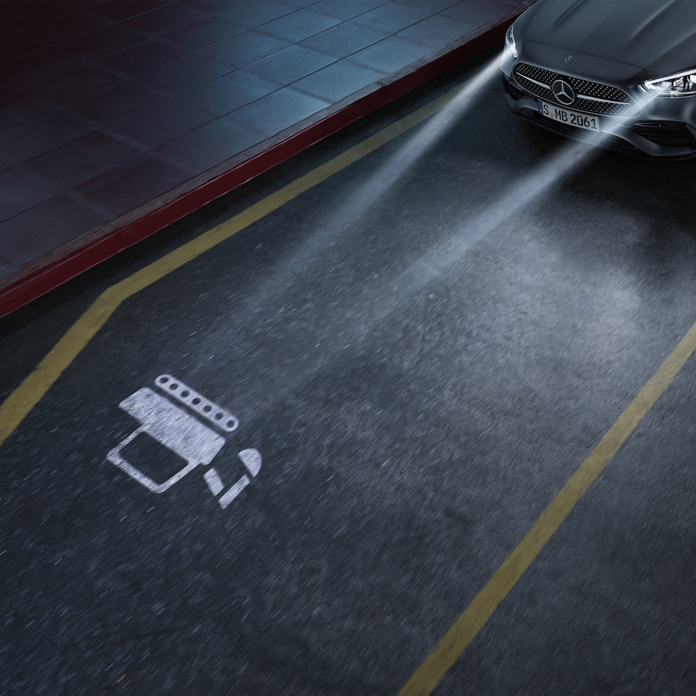 Zbliżenie na układ reflektorów DIGITAL LIGHT w Mercedes-Benz Klasy C.
