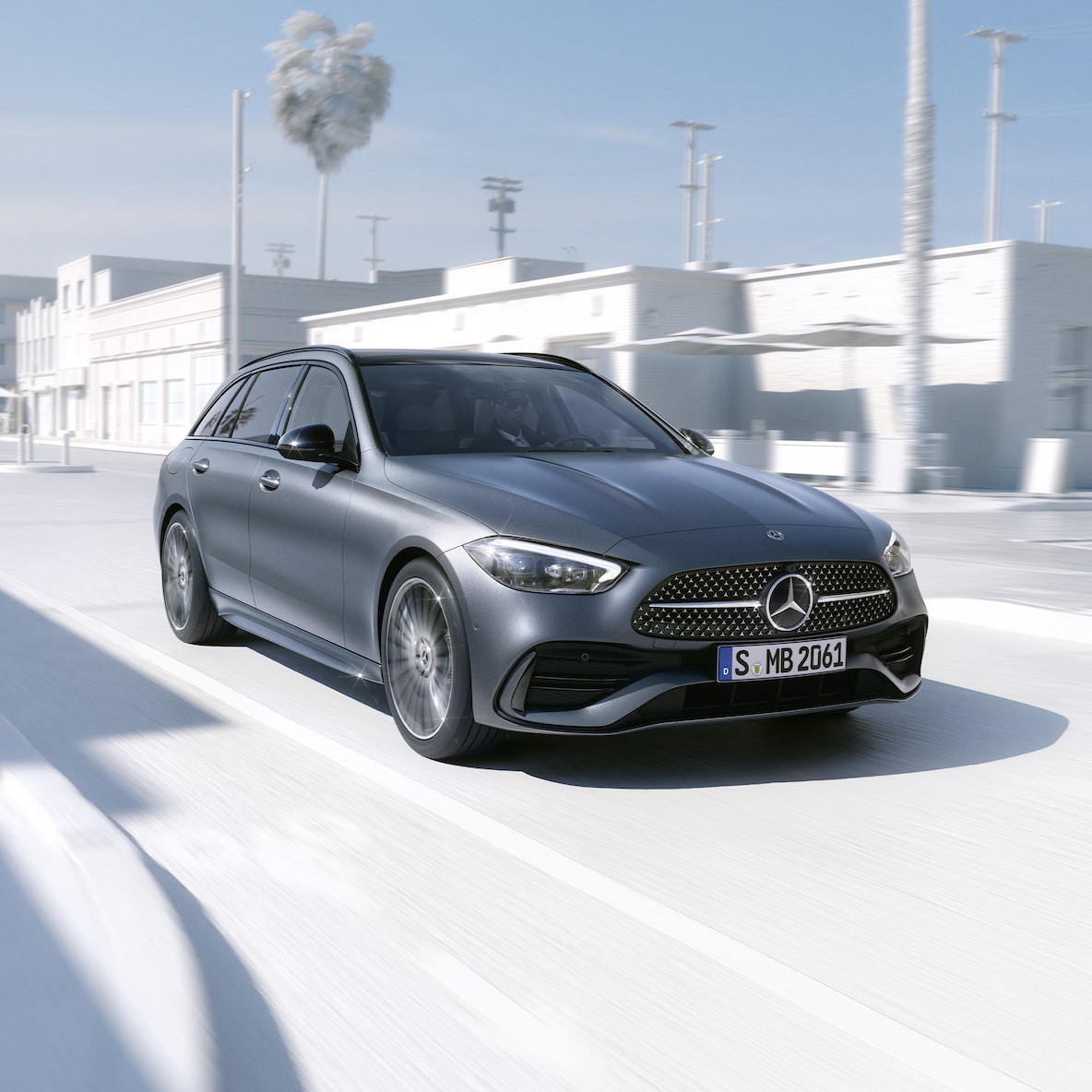 Boczny widok przodu modelu Mercedes-Benz Klasy C Kombi.