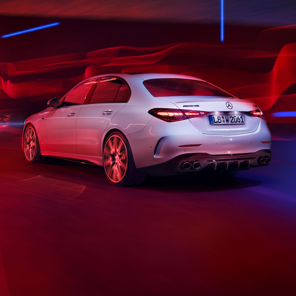 Widok z boku tylnej części Mercedes-AMG C 43 w wersji Limuzyna.