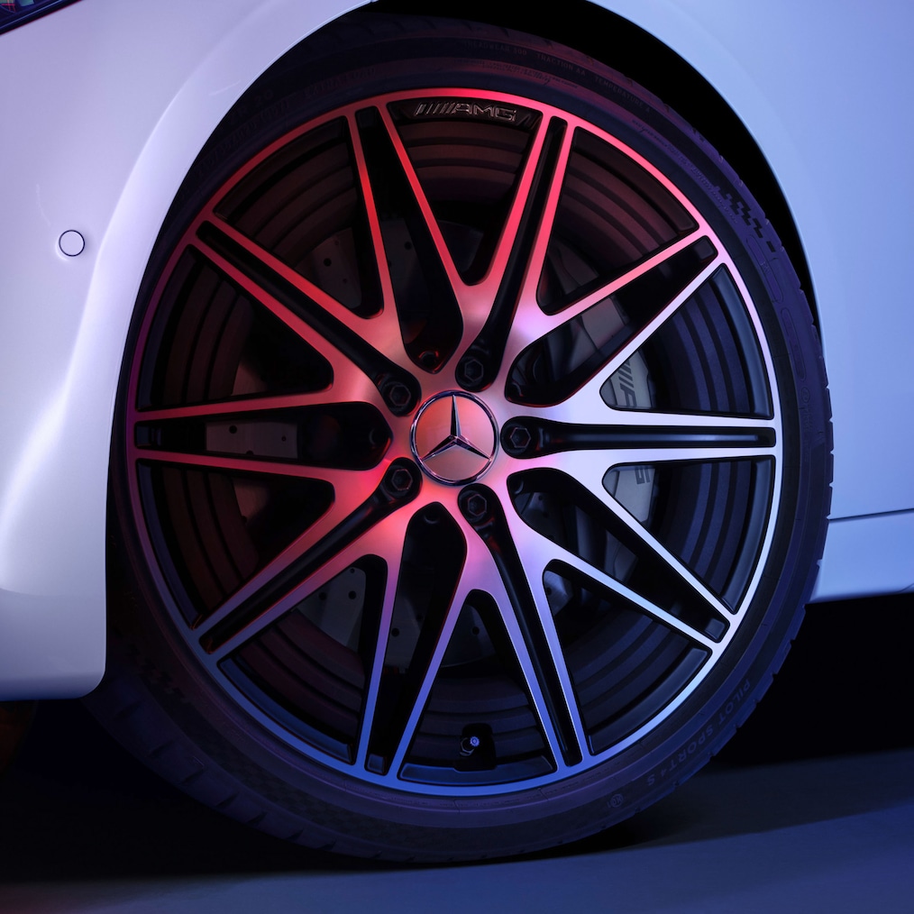 Zbliżenie na felgi AMG ze stopów lekkich w stylu pięciu podwójnych ramion w Mercedesie-AMG C 43.