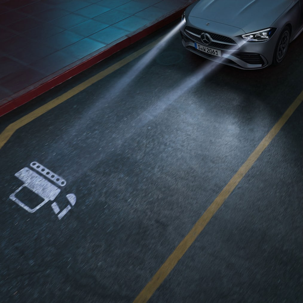 Zbliżenie na układ reflektorów DIGITAL LIGHT w Mercedes-Benz Klasy C.