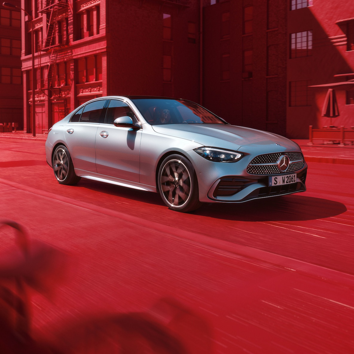 Boczny widok przodu modelu Mercedes-Benz Klasy C Limuzyna.