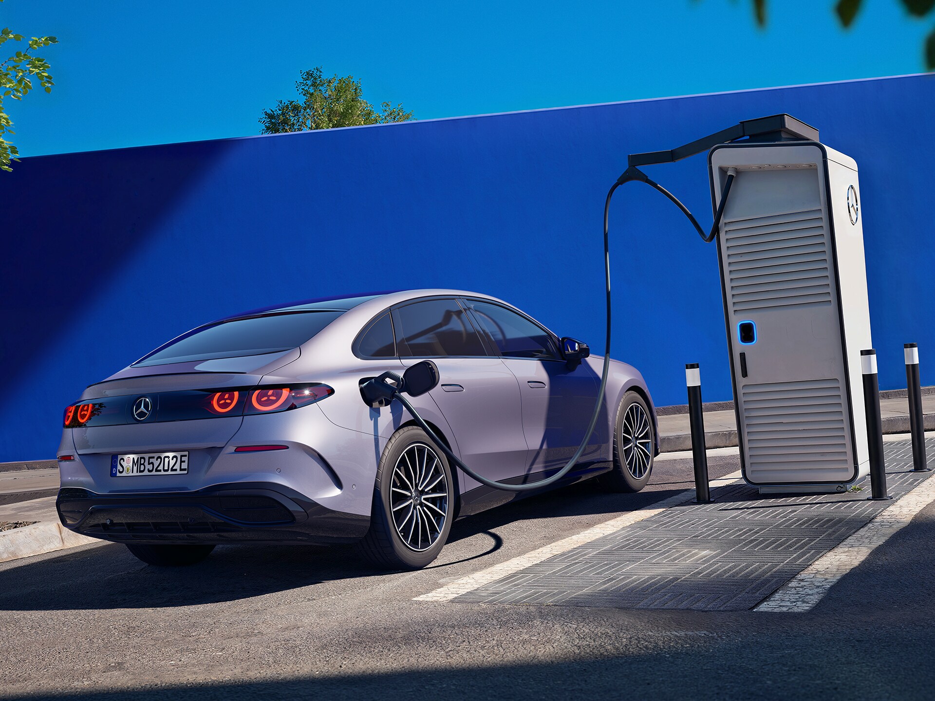 Ładowanie nowej Klasy C Mercedes-Benz.