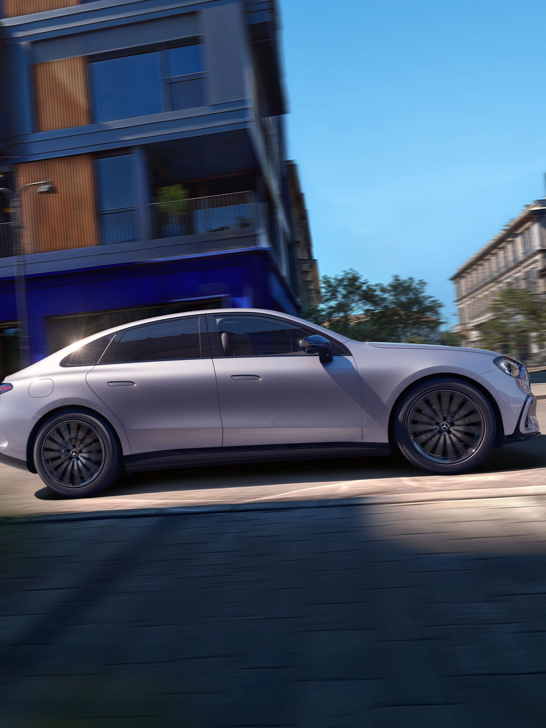 Srebrna, elektryczna Klasa C jadąca ulicą.