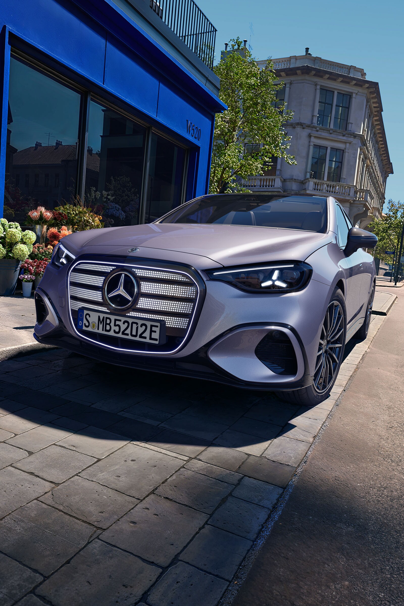 Zbliżenie na przód srebrnej, elektrycznej Klasy C 