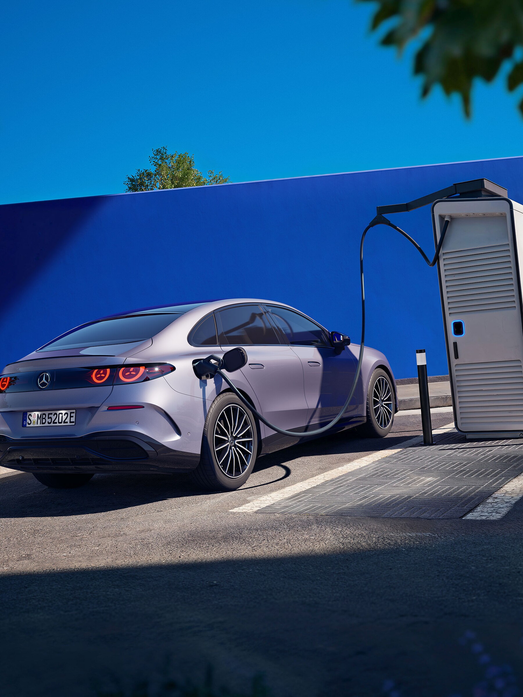 Srebrna, elektryczna Klasa C na stacji ładowania.