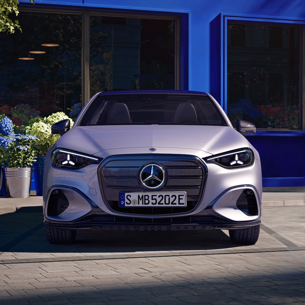 Podświetlany design przodu nowej elektrycznej Klasy C Mercedes-Benz.