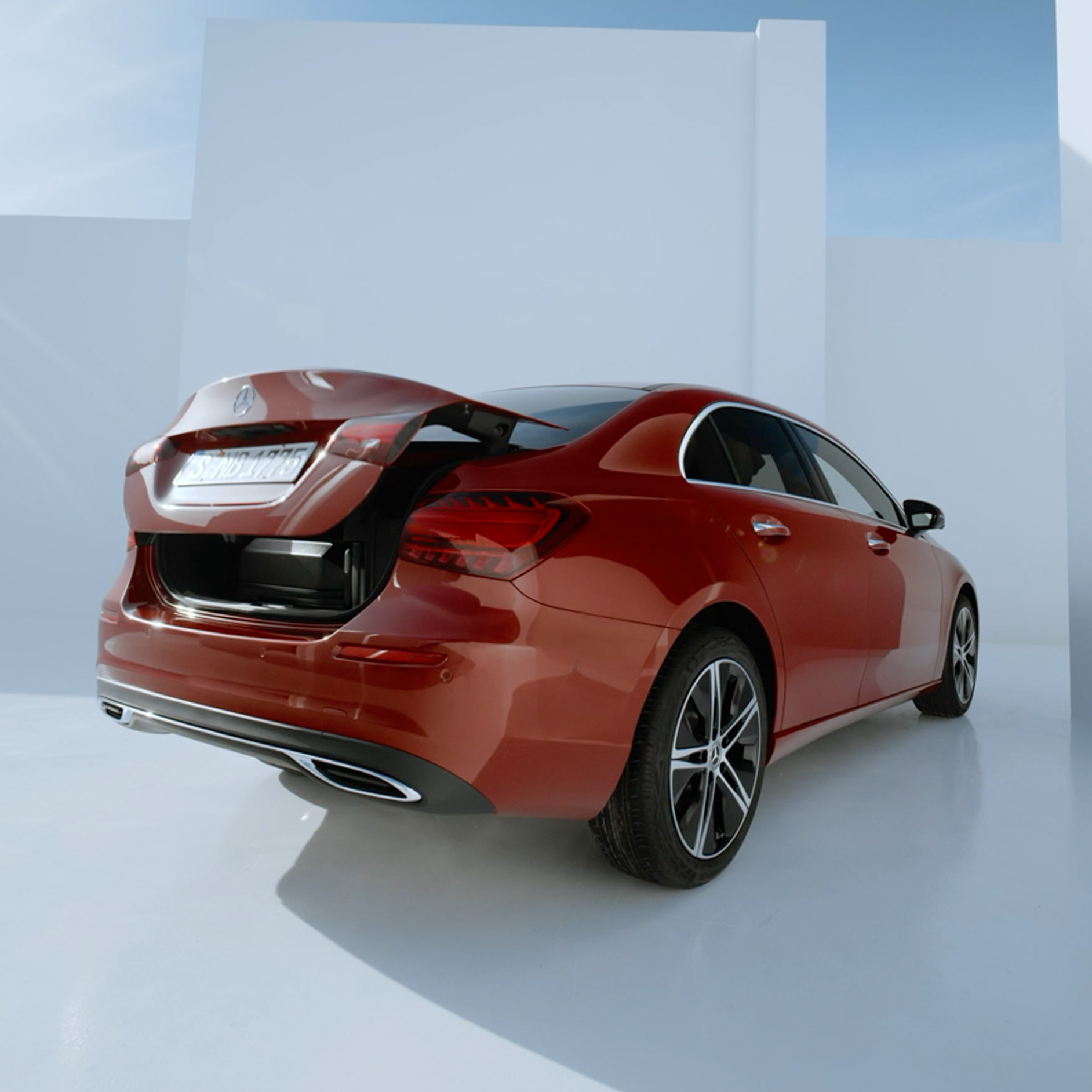 HANDS-FREE ACCESS | Limuzyna Klasy A | Mercedes-Benz HANDS-FREE ACCESS w nowej limuzynie Klasy A od Mercedes-Benz.