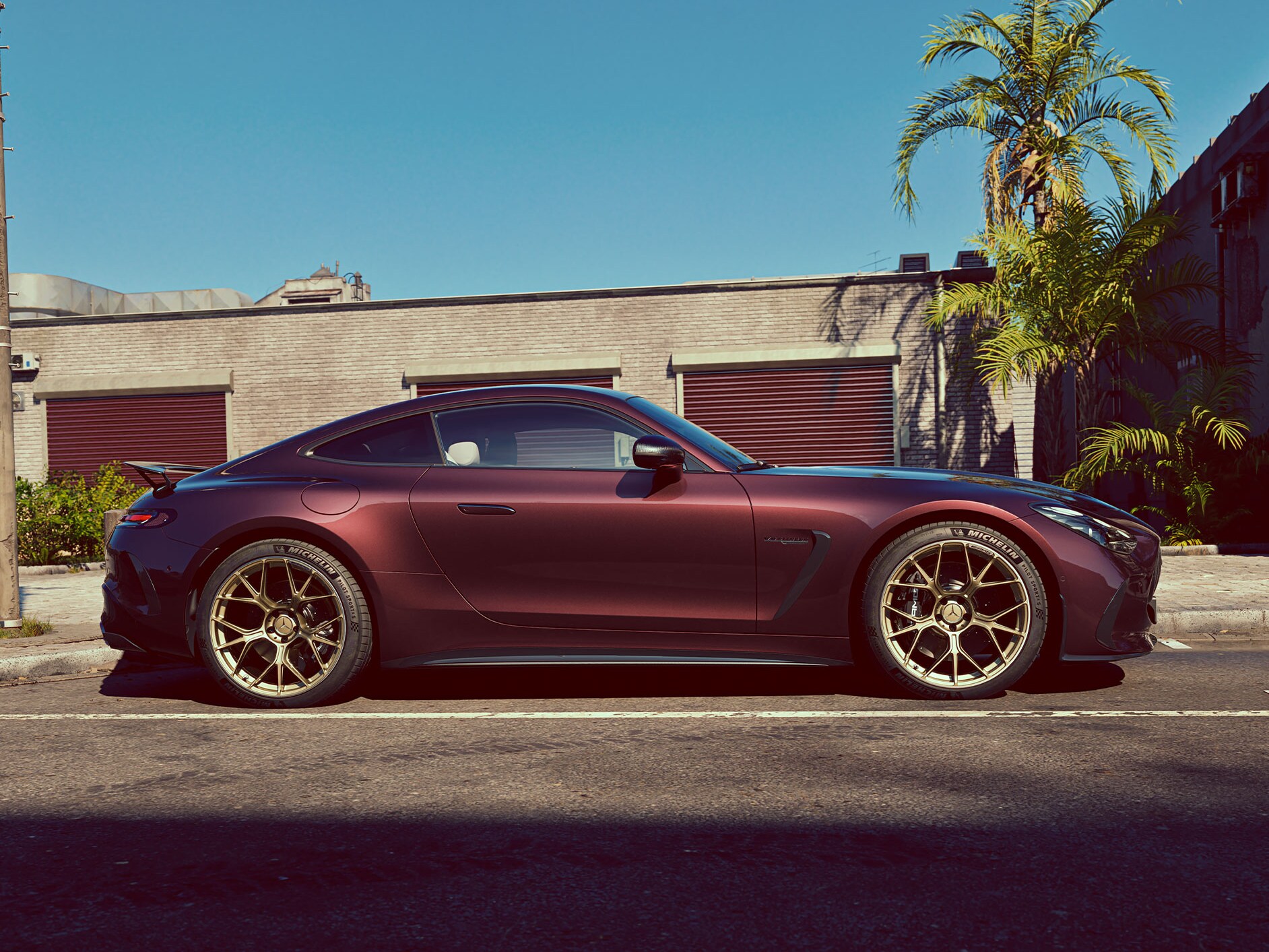 Widok boczny modelu GT Coupé marki Mercedes-AMG parkującego na ulicy.
