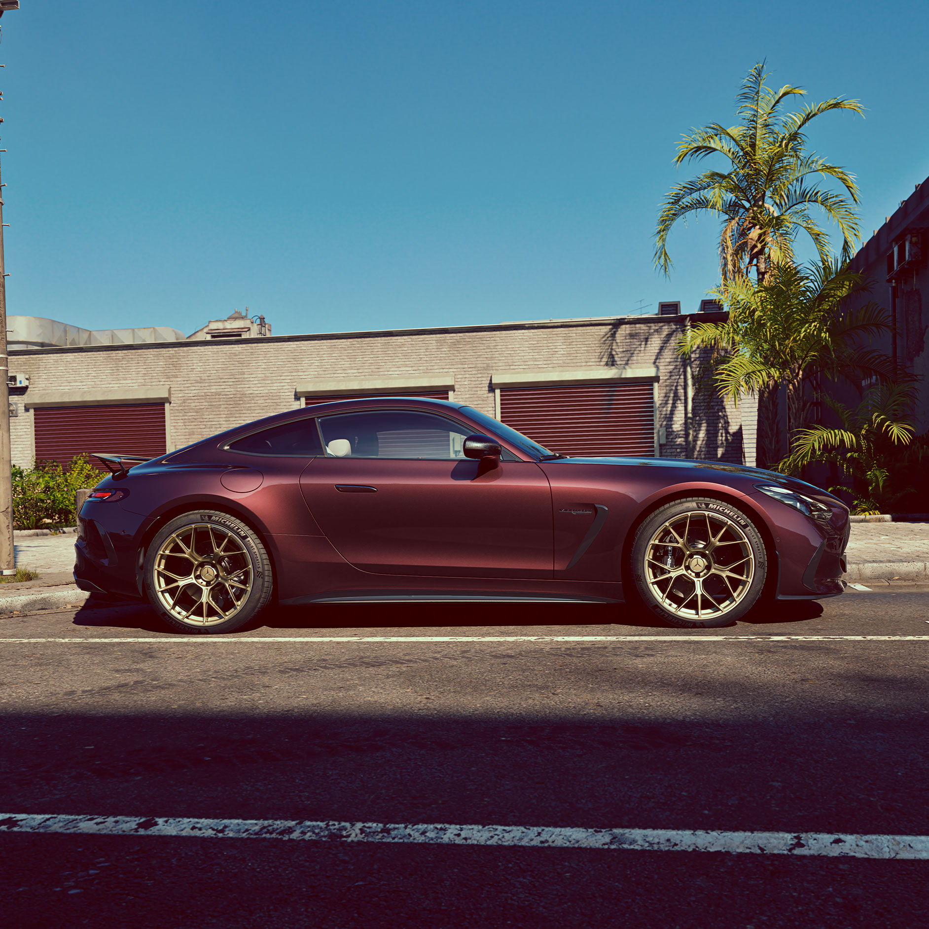Zaprojektowany, aby urzekać | GT Coupé | Mercedes-AMG Widok boczny modelu Mercedes-AMG GT Coupé parkującego na ulicy.