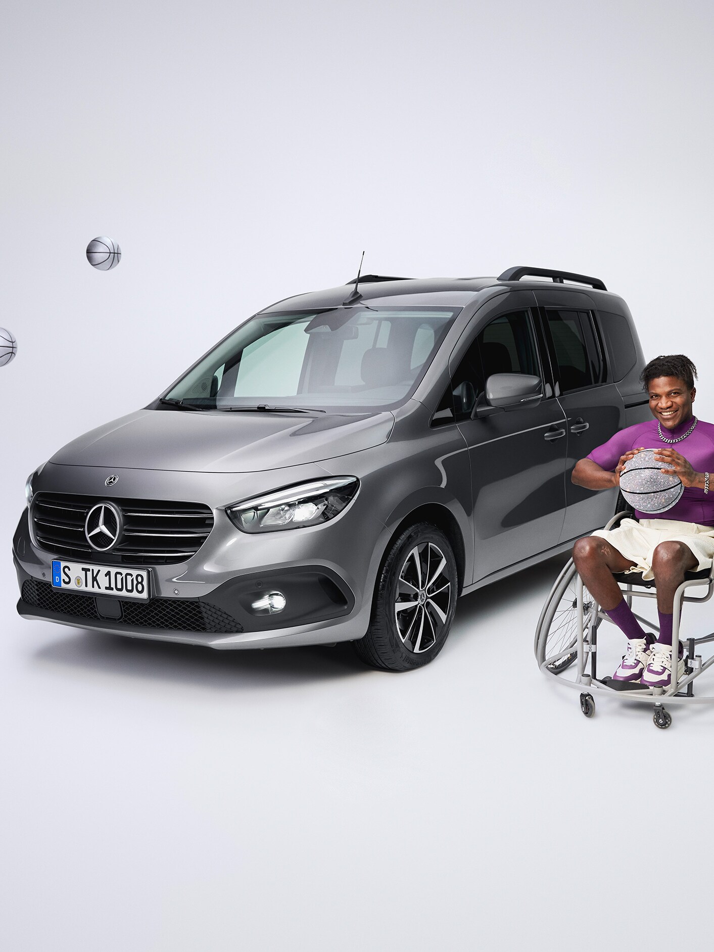 Widok z boku Klasy T i koszykarz na wózku inwalidzkim.