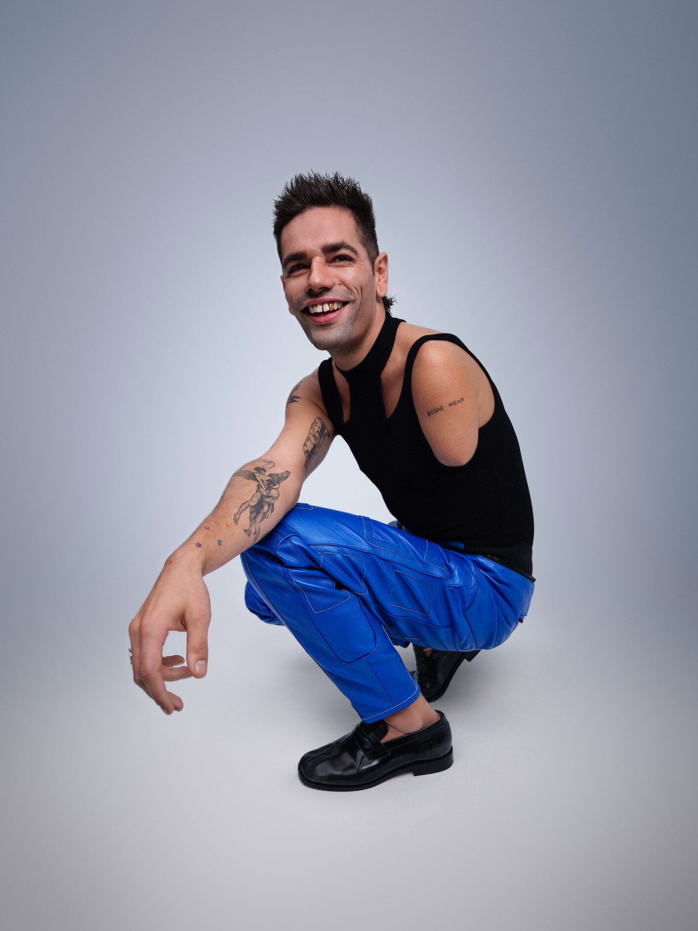 Mężczyzna bez ramienia.