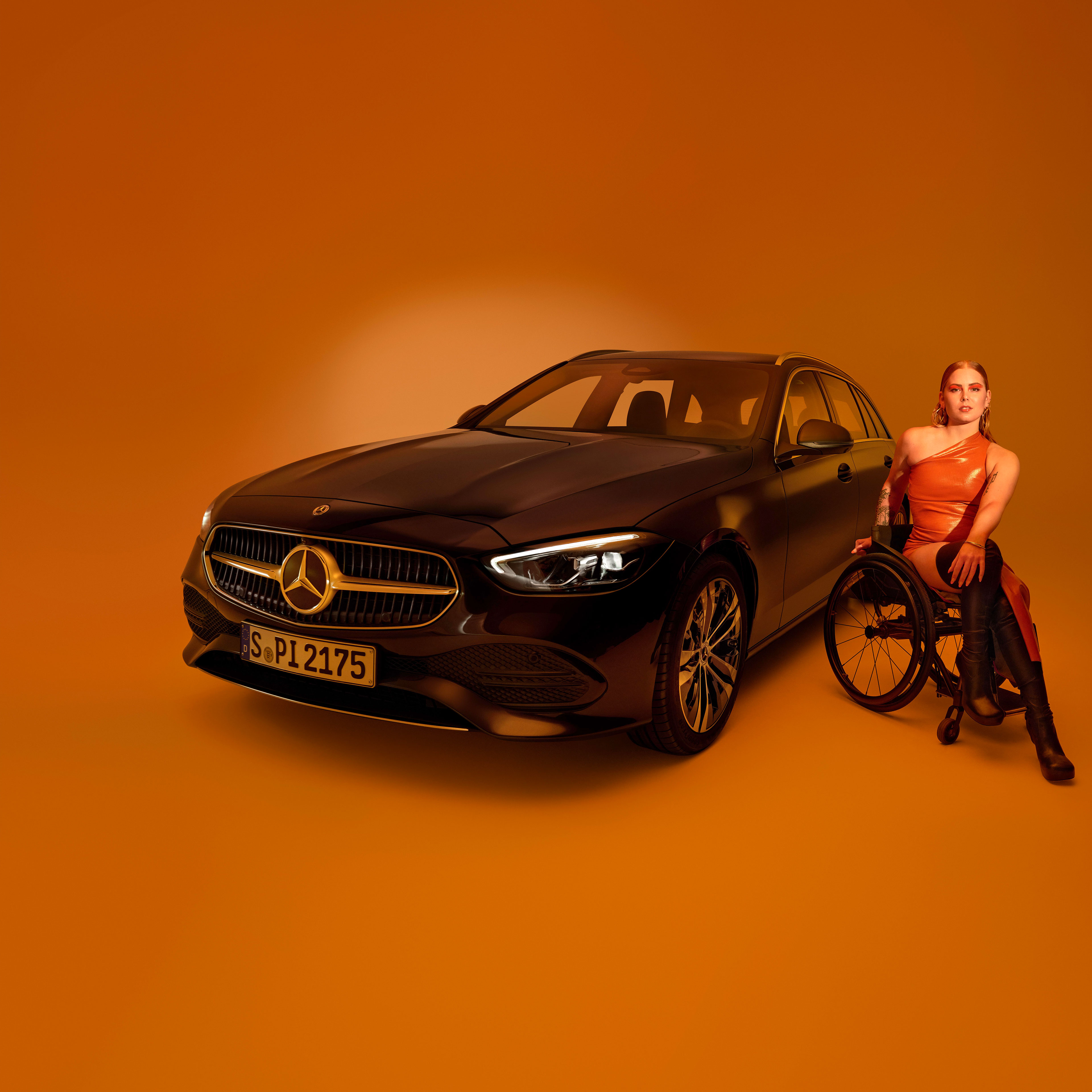 Układy wspomagania jazdy | Mercedes-Benz Widok zewnętrzny Klasy C Kombi przebudowanej jako pojazd dla osób z niepełnosprawnościami i kobieta na wózku inwalidzkim.