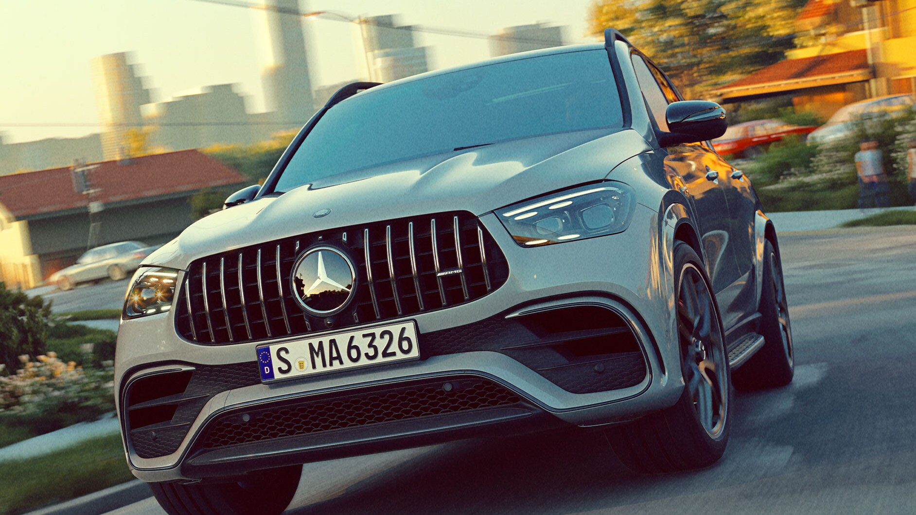 Szary Mercedes-AMG GLE SUV jadący przez przedmieścia.