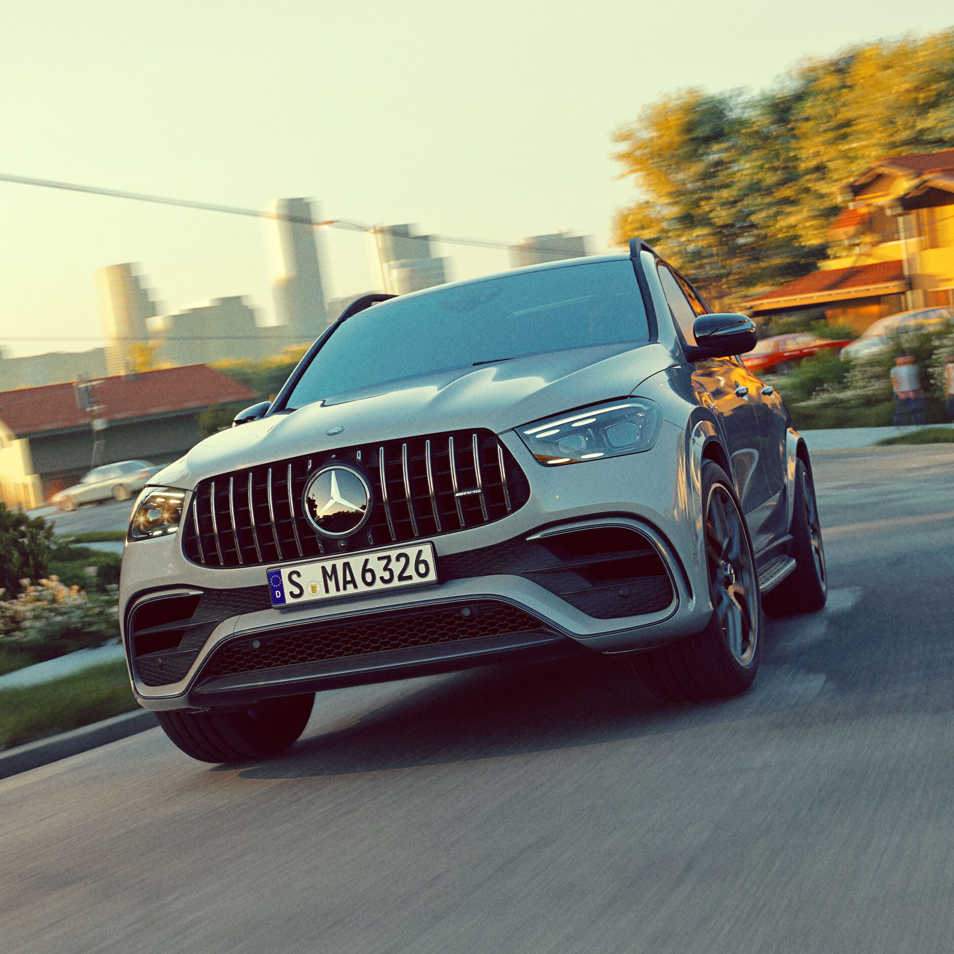Szary Mercedes-AMG GLE SUV jadący przez przedmieścia.
