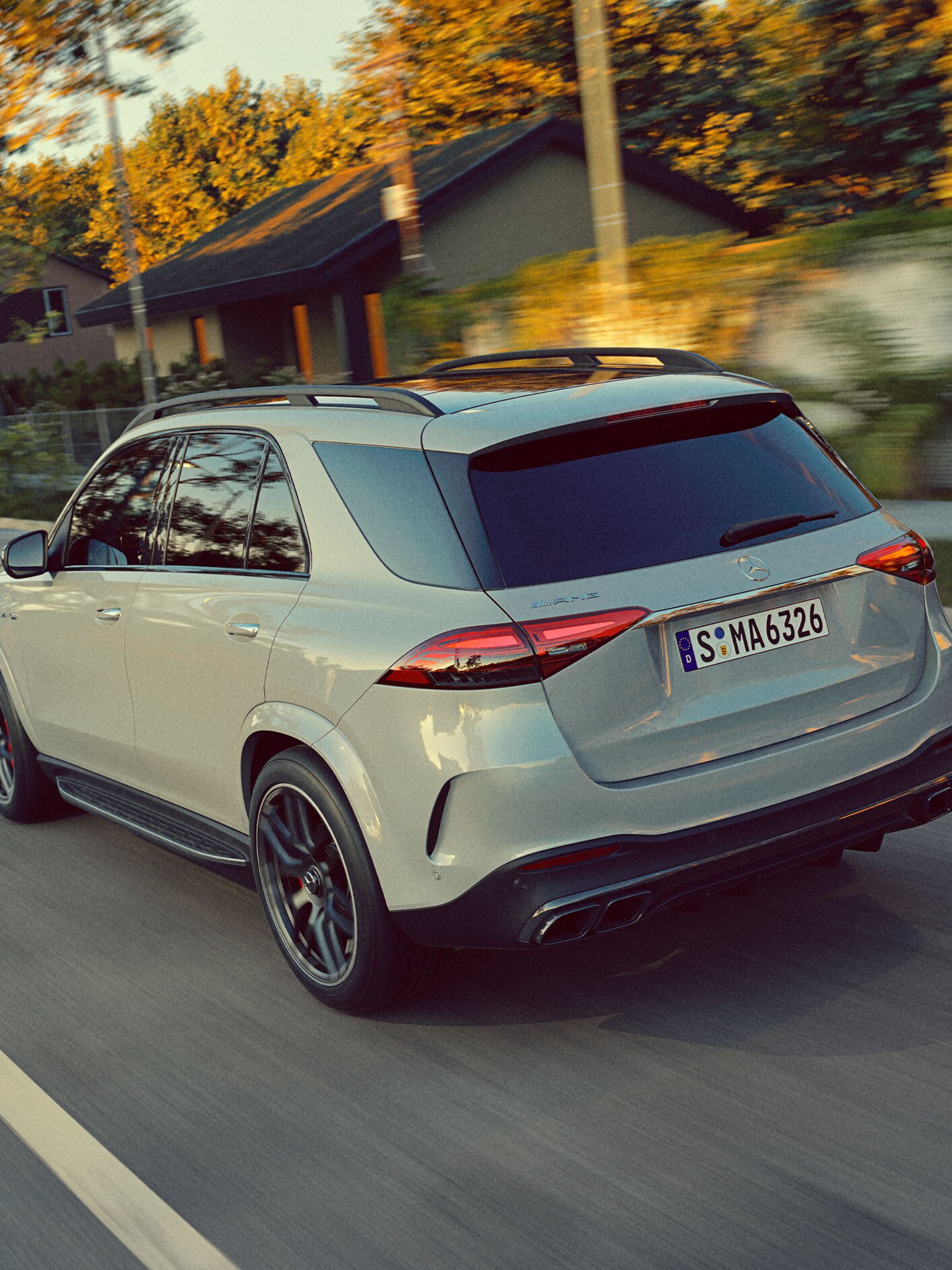 Widok z tyłu modelu GLE SUV marki Mercedes-AMG jadącego drogą.