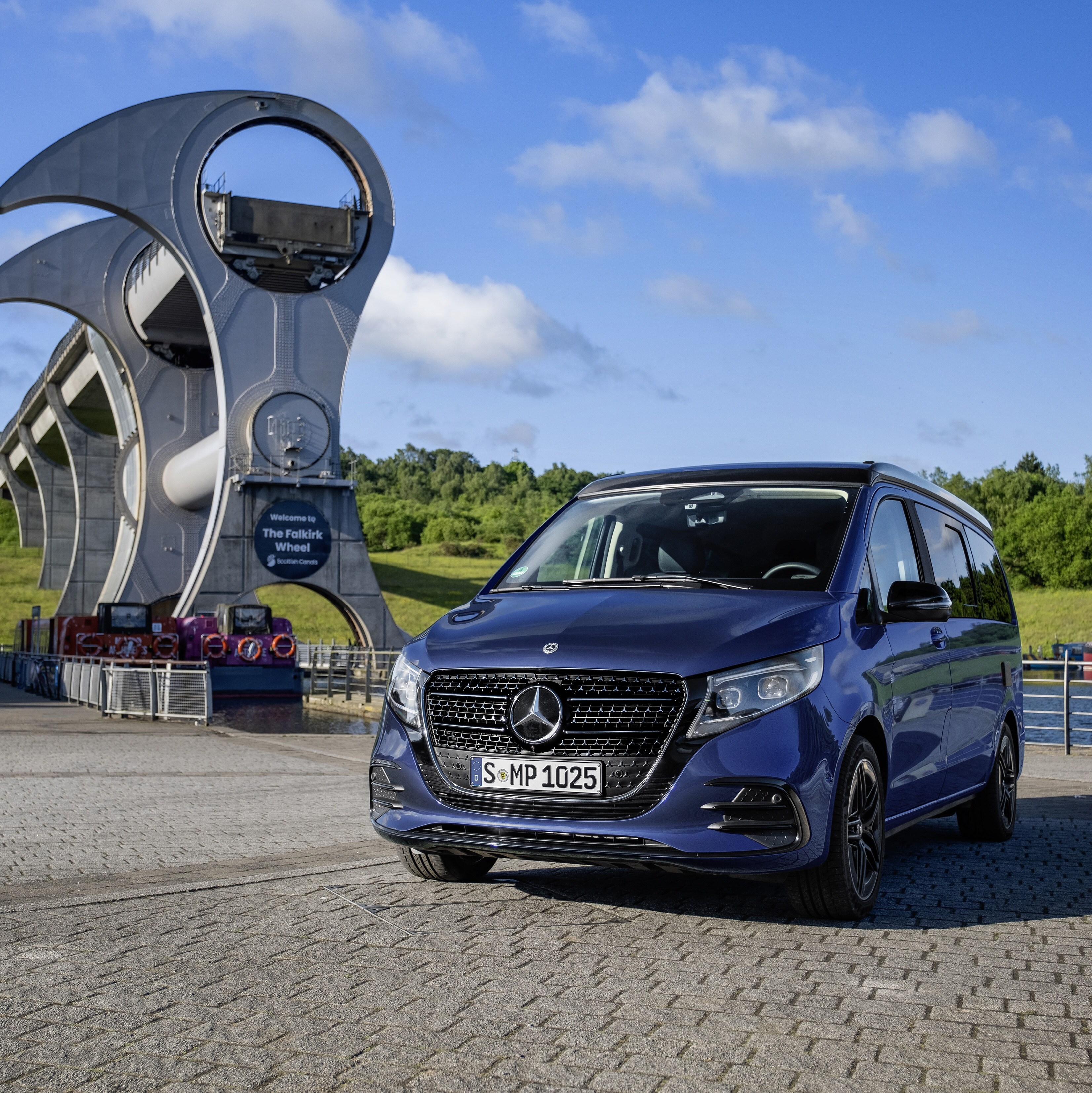 Samochód kempingowy Mercedes‑Benz Marco Polo na tle malowniczej przyrody.
