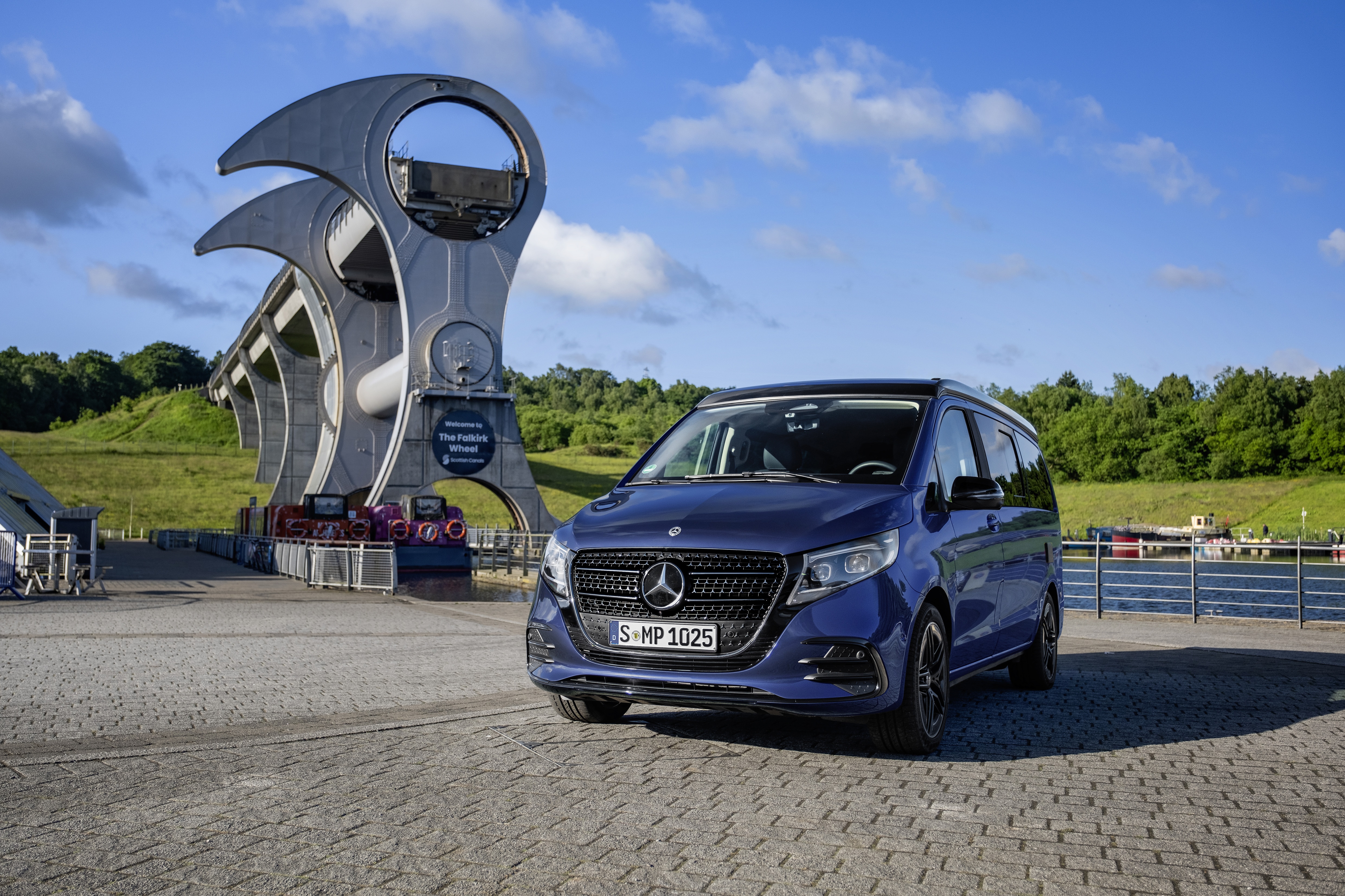 Marco Polo | Modele vanów i samochodów kempingowych | Vany Mercedes-Benz Samochód kempingowy Mercedes‑Benz Marco Polo na tle malowniczej przyrody.