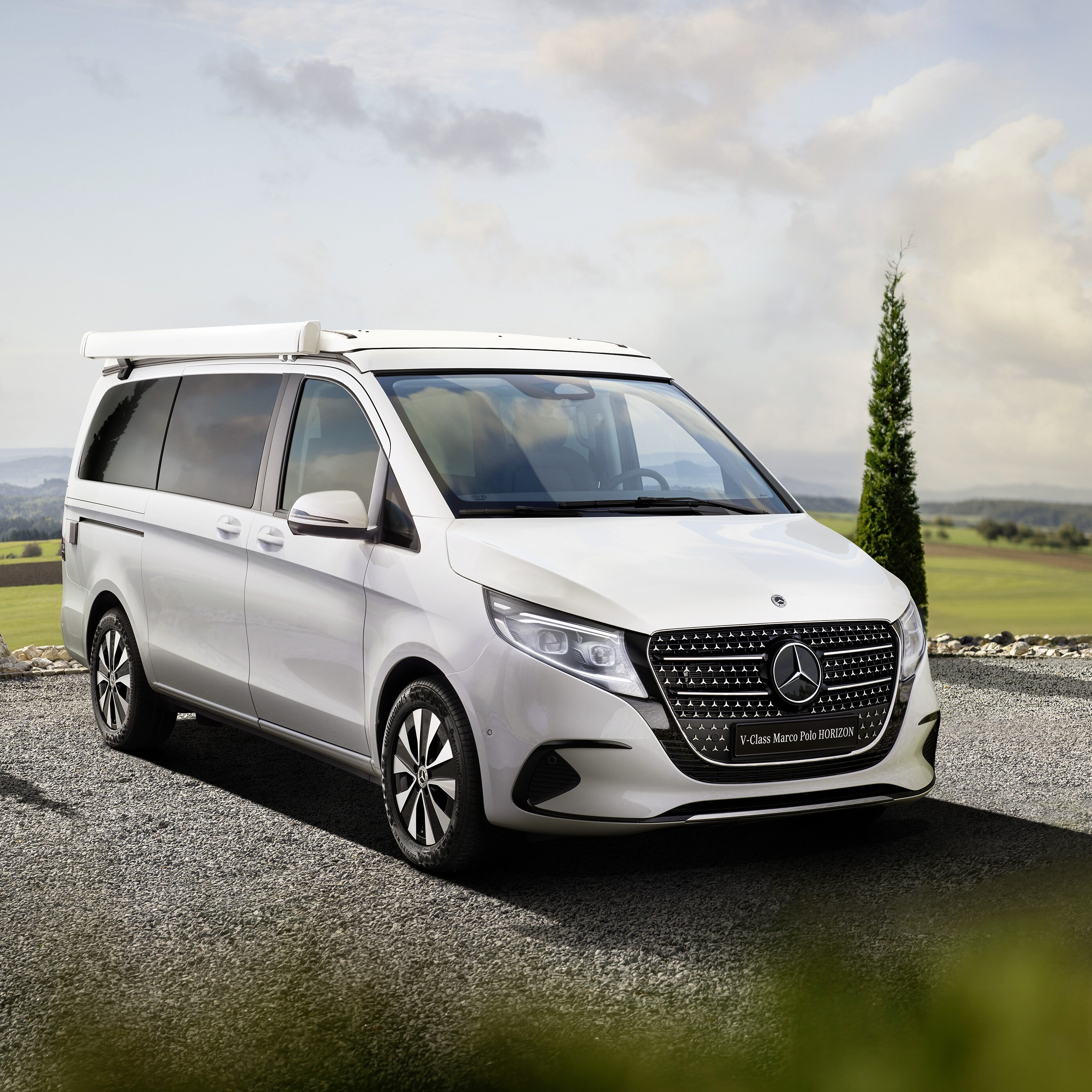 Mercedes‑Benz Marco Polo HORIZON w scenerii przygody na świeżym powietrzu z podnoszonym dachem.