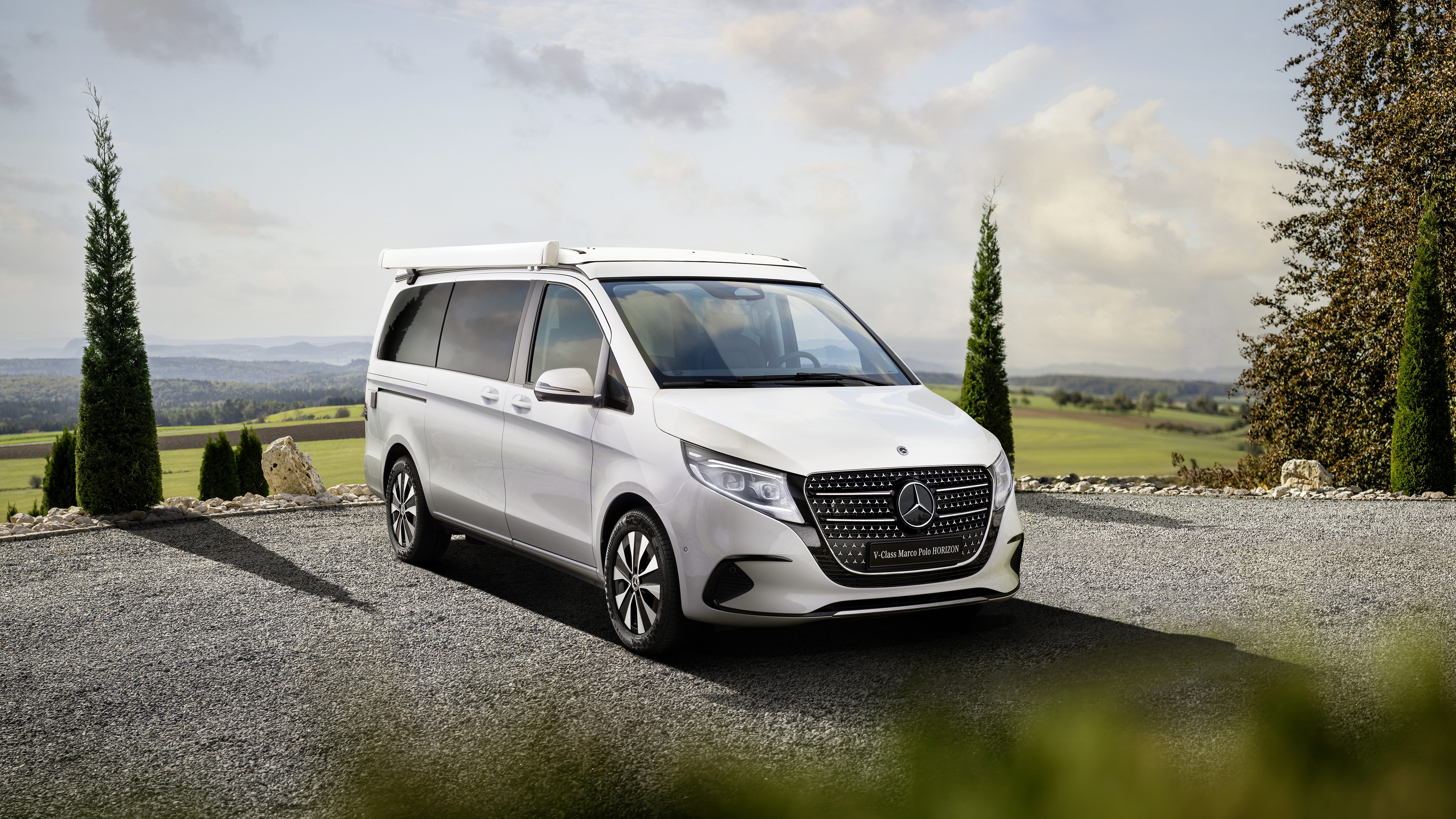 Marco Polo HORIZON | Modele vanów i samochodów kempingowych | Vany Mercedes-Benz Mercedes‑Benz Marco Polo HORIZON w scenerii przygody na świeżym powietrzu z podnoszonym dachem.