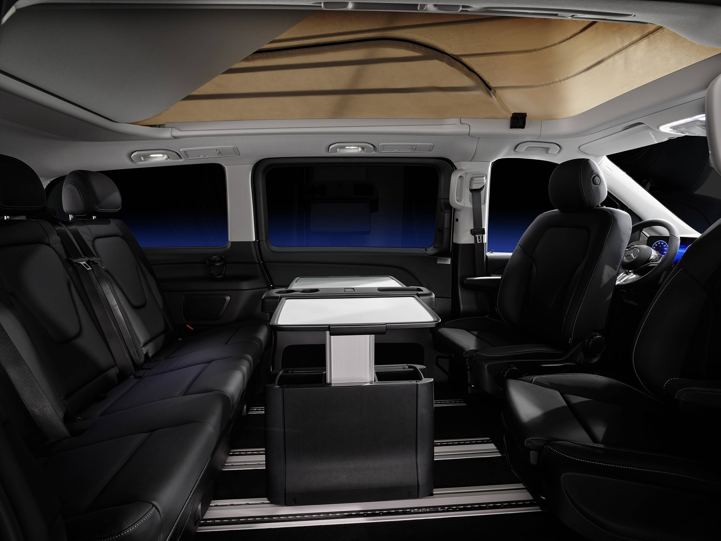 Wnętrze Mercedes-Benz Marco Polo HORIZON ze stolikiem, podnoszonym dachem i elastyczną przestrzenią mieszkalną.