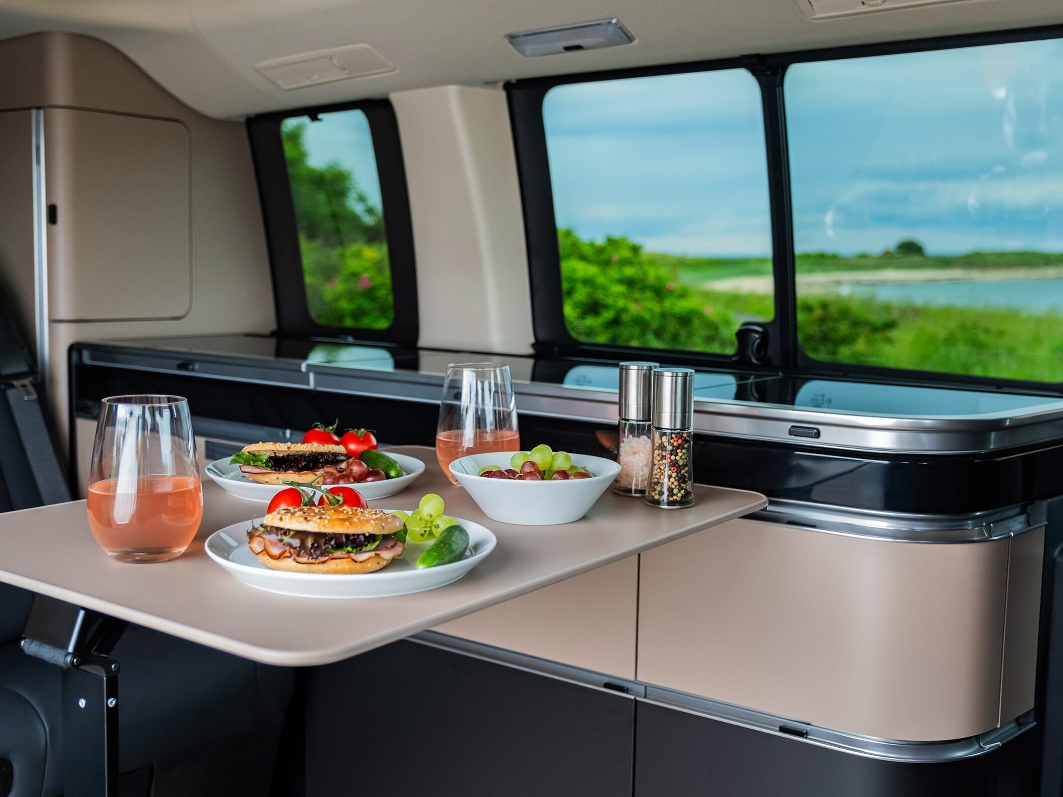Kuchnia w Mercedes-Benz Marco Polo z wbudowaną płytą gazową, zlewem i eleganckim wystrojem