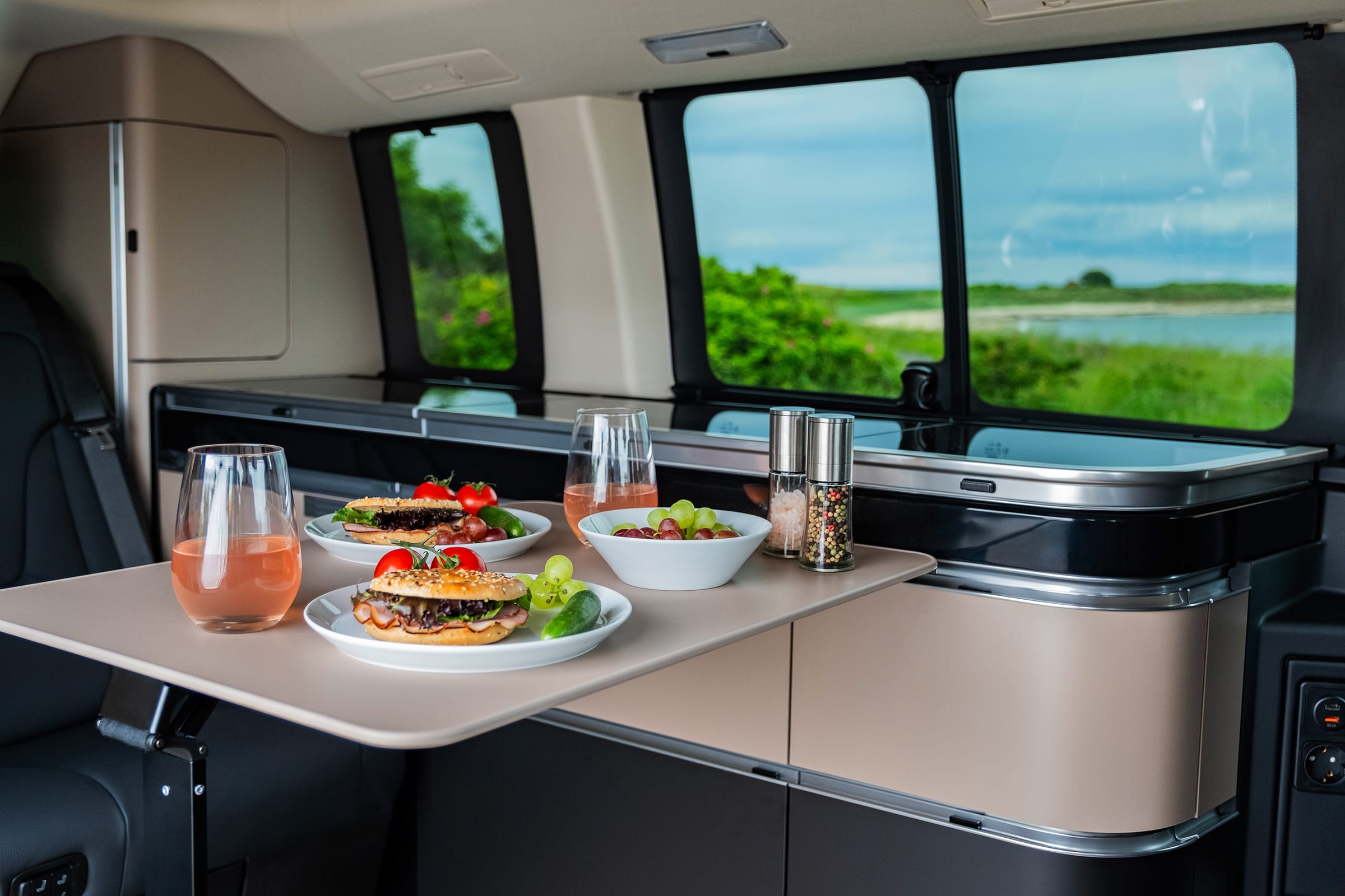 Strefa kuchenna Marco Polo | Świat Marco Polo | Mercedes-Benz Kuchnia w Mercedes-Benz Marco Polo z wbudowaną płytą gazową, zlewem i eleganckim wystrojem