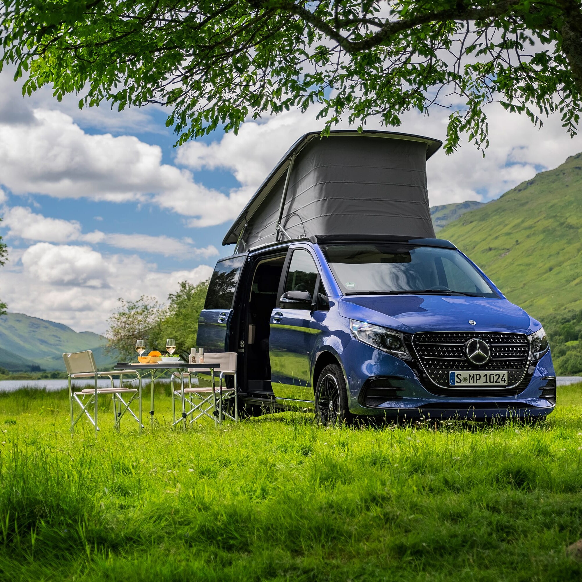 Mercedes-Benz Marco Polo zaprezentowany w kultowym miejscu, łączący stylowy wygląd z luksusową podróżą i wszechstronnością w zakresie biwakowania.