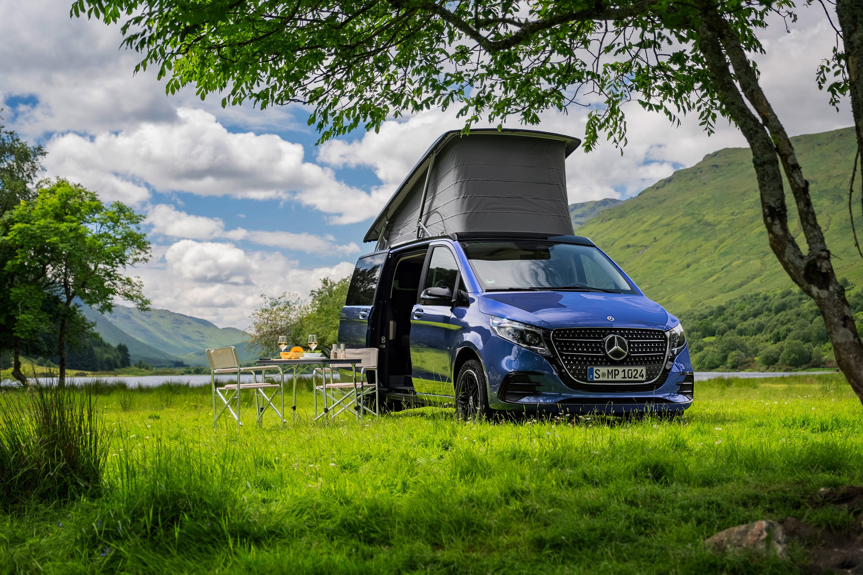 Czas dla nas | Świat Marco Polo | Mercedes-Benz Mercedes-Benz Marco Polo zaprezentowany w kultowym miejscu, łączący stylowy wygląd z luksusową podróżą i wszechstronnością w zakresie biwakowania.