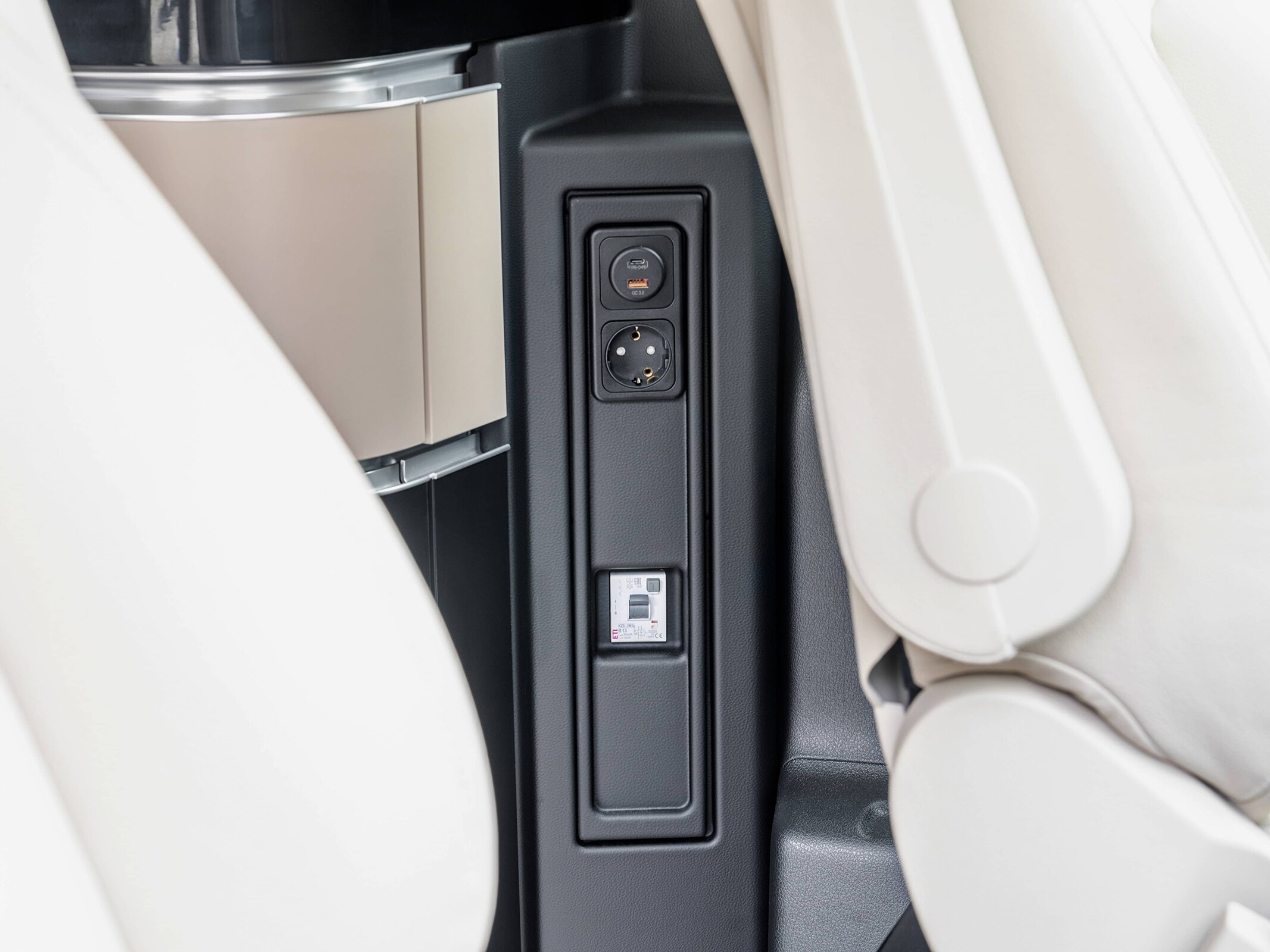 Gniazda zasilania 230 V i 12 V oraz porty ładowania USB na pokładzie Mercedes-Benz Marco Polo.