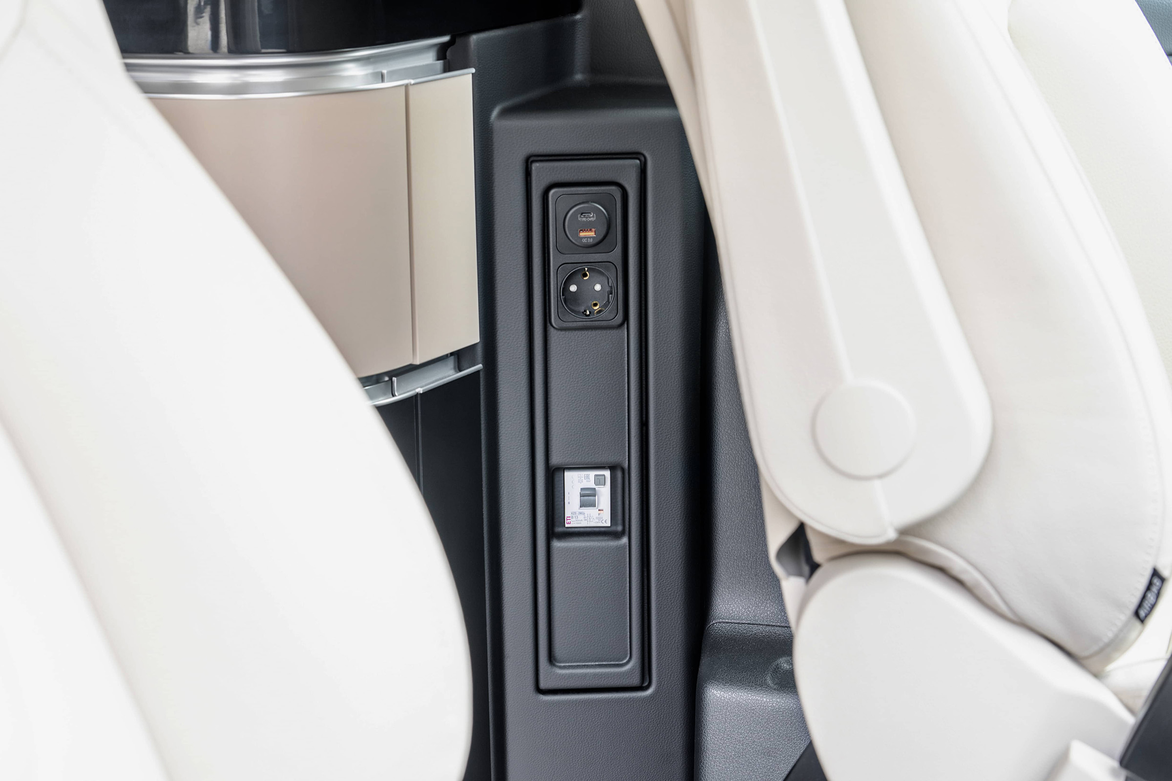 Gniazda zasilania 230 V i 12 V Marco Polo | Świat Marco Polo | Mercedes-Benz Gniazda zasilania 230 V i 12 V oraz porty ładowania USB na pokładzie Mercedes-Benz Marco Polo.