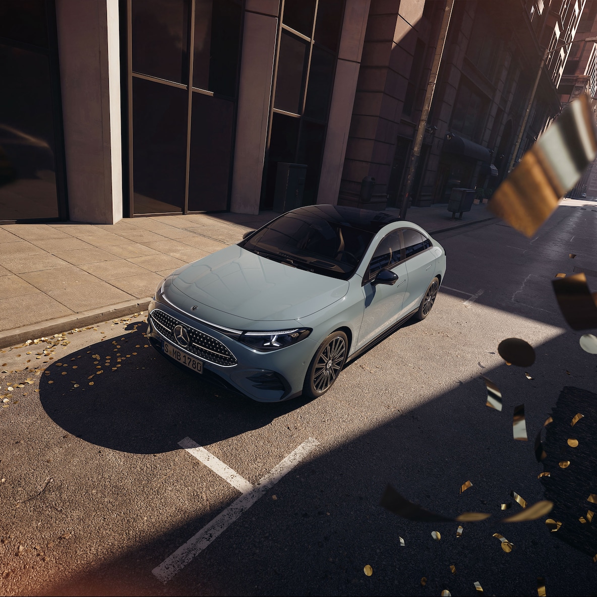 Widok z przodu (z nieco podwyższonej perspektywy dzięki panoramicznemu dachowi) modelu Mercedesa CLA C178 z AMG Line Plus.