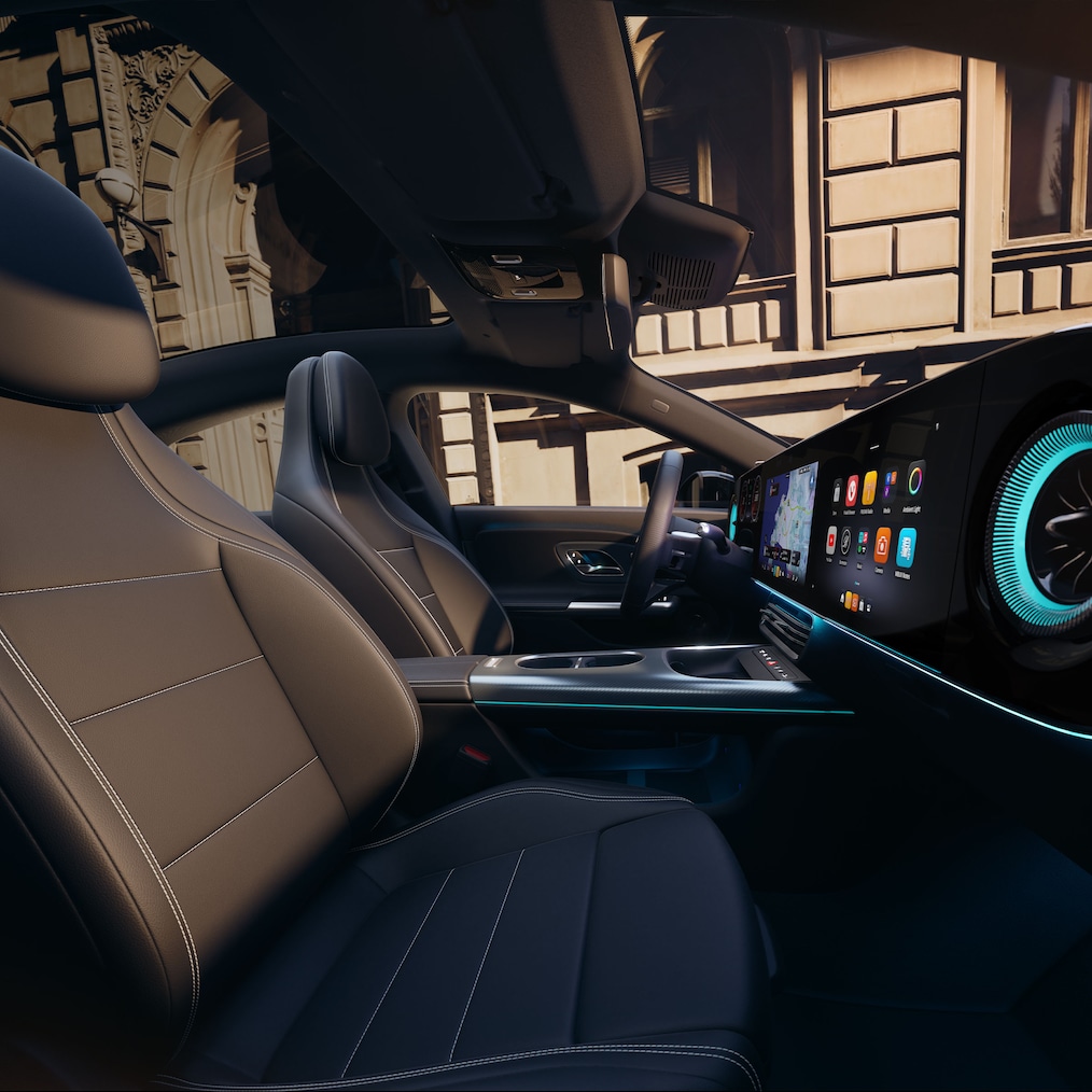 Widok ekranu MBUX Superscreen z fotela kierowcy modelu Mercedes-Benz CLA C178 (lub widok boczny, w którym widoczne są także sportowe fotele).