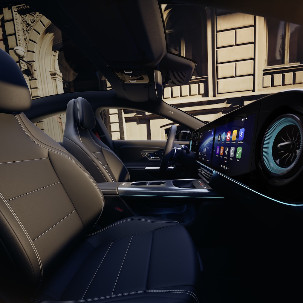 Widok ekranu MBUX Superscreen z fotela kierowcy modelu Mercedes-Benz CLA C178 (lub widok boczny, w którym widoczne są także sportowe fotele).