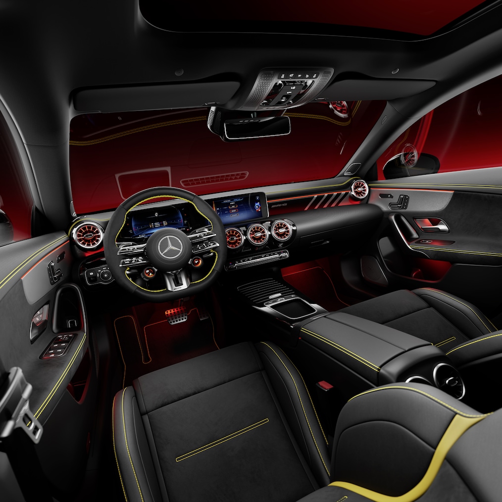 Wnętrze modelu Mercedes-AMG CLA Coupé z fotelami i kierownicą AMG Performance.