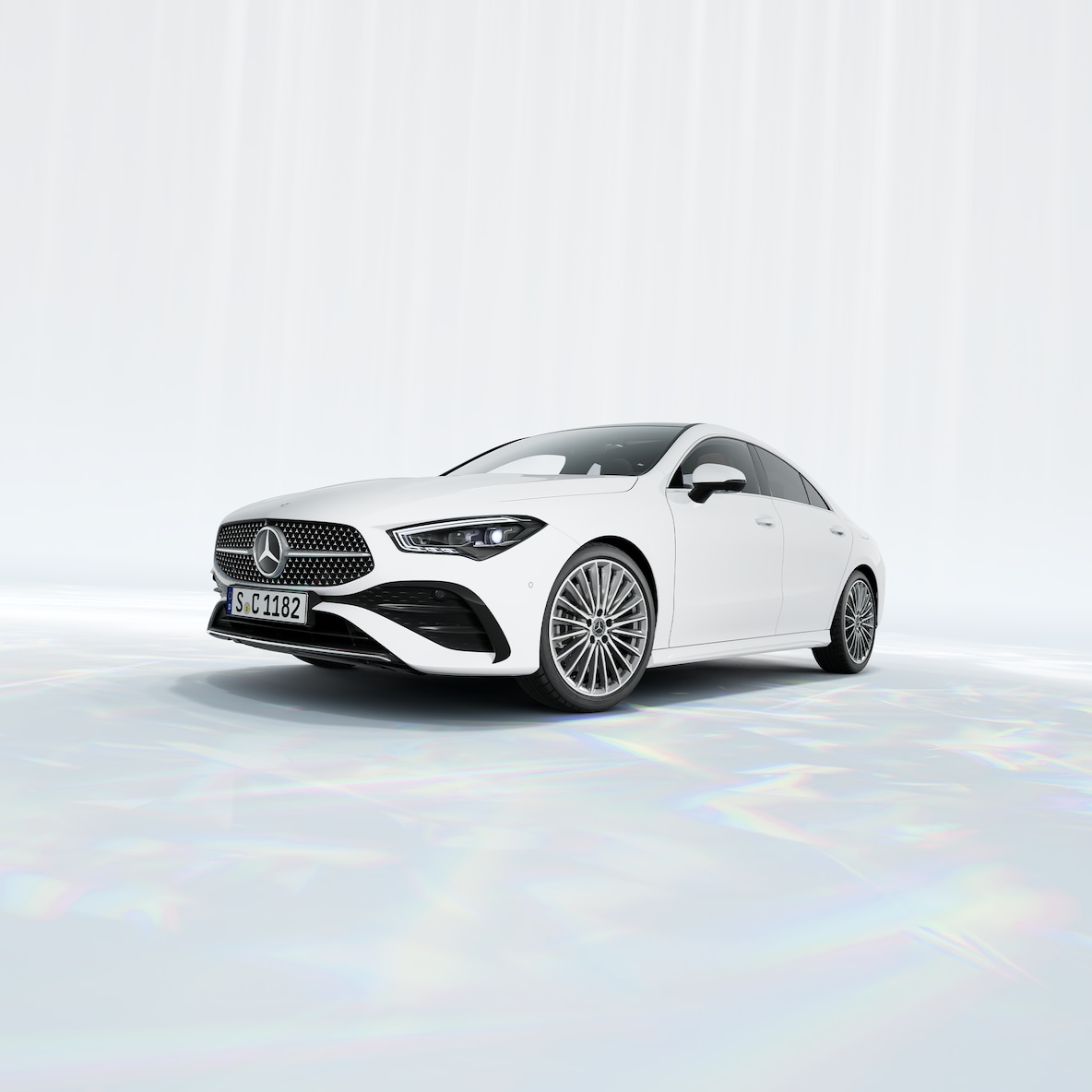  Mercedes-Benz CLA Coupé w widoku bocznym od przodu.