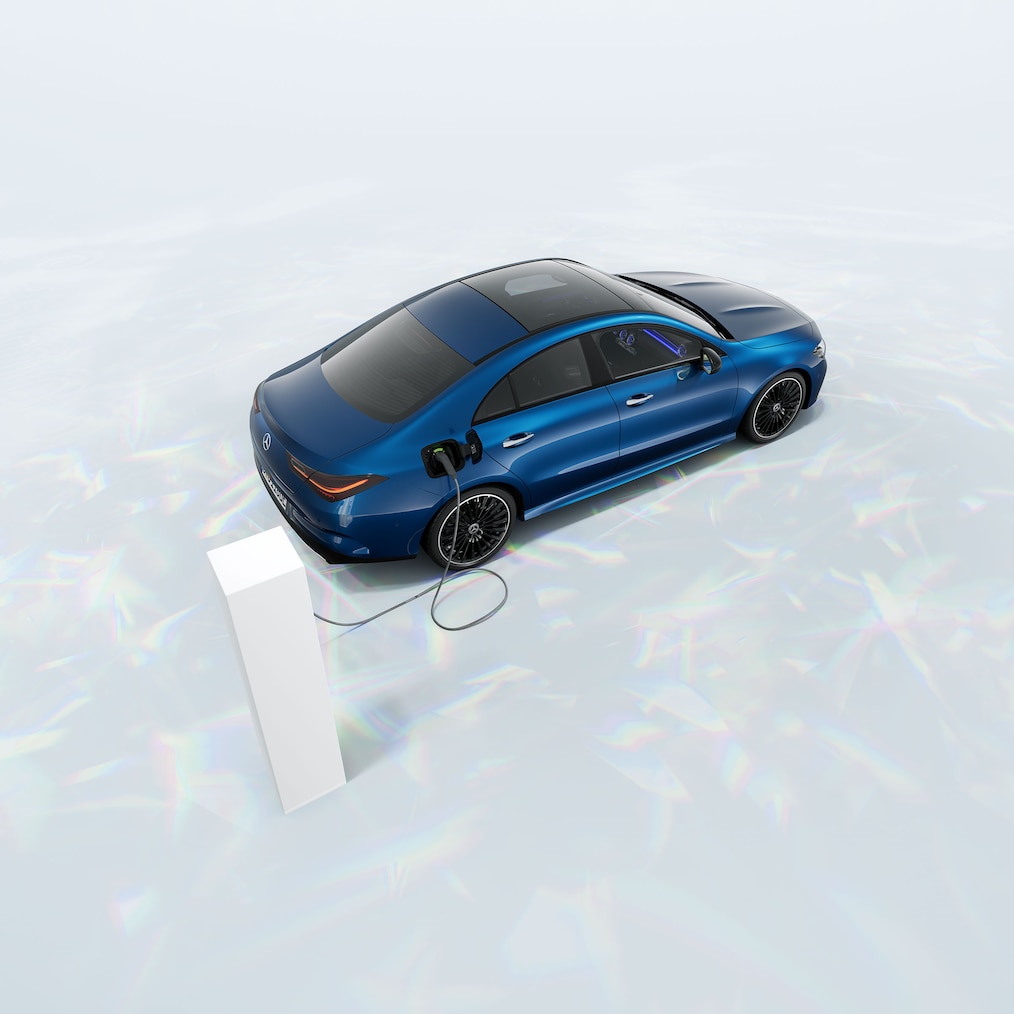Widok Mercedes-Benz CLA 250e Coupé z technologią hybrydową EQ przy stacji ładowania.