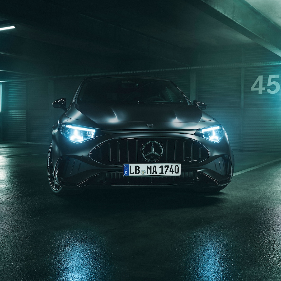 Charakterystyczny przód AMG całkowicie nowego modelu Mercedes-AMG CLA 45 4MATIC+ z napędem elektrycznym.