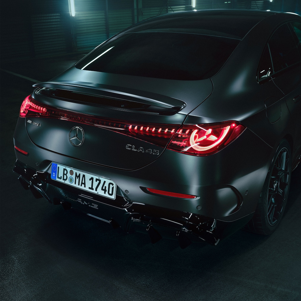 Tylna część nadwozia w stylu AMG w całkowicie nowym modelu Mercedes-AMG CLA 45 4MATIC+ z napędem elektrycznym.