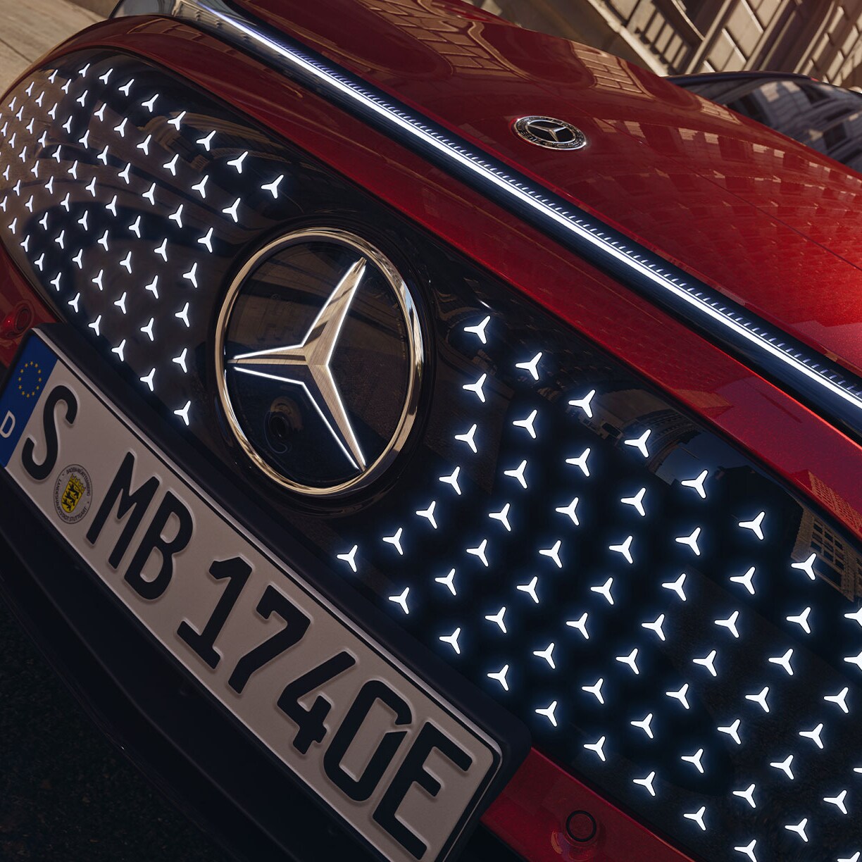 Przód czerwonego Mercedesa CLA.