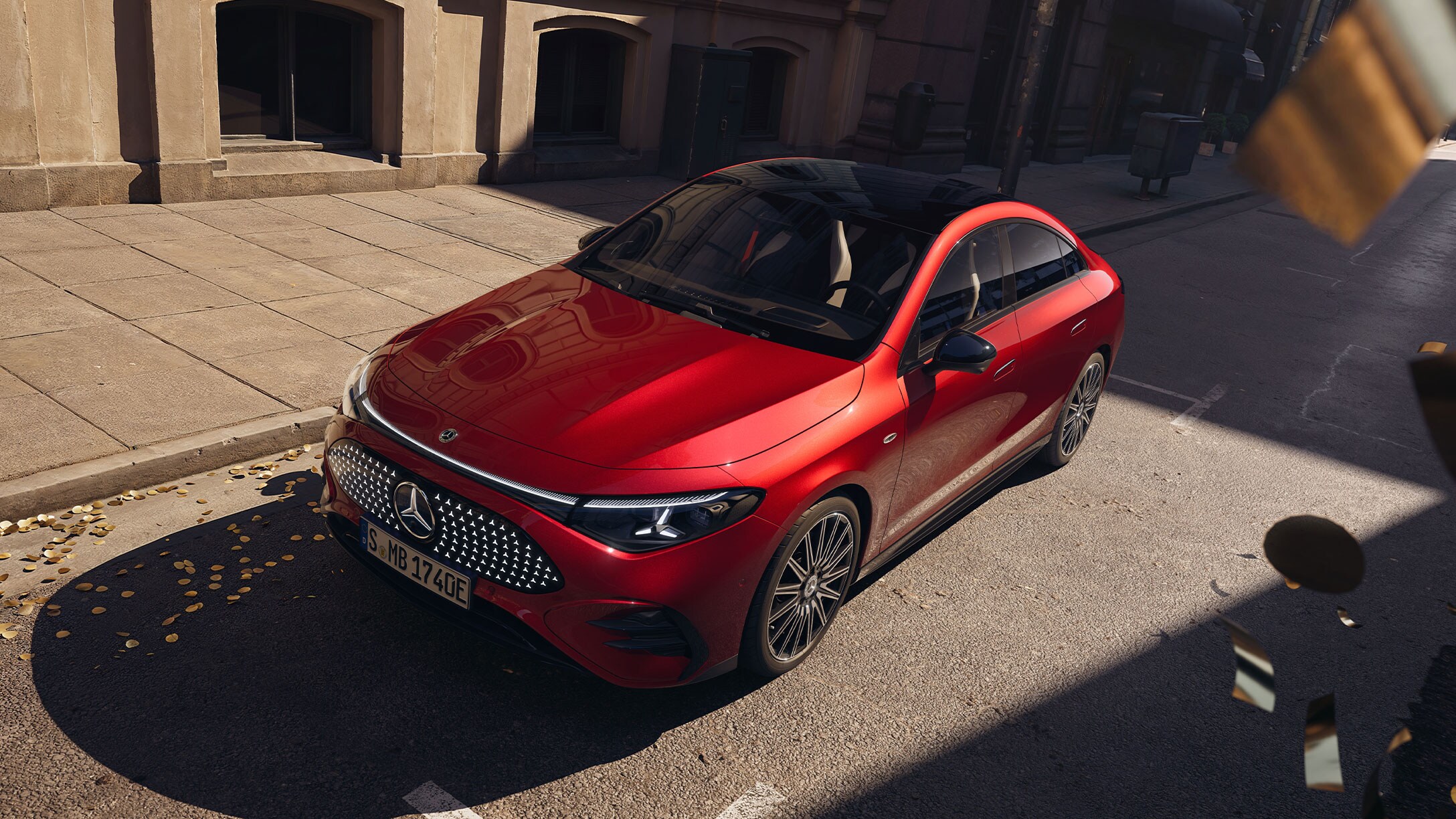 Czerwony Mercedes CLA zaparkowany na ulicy.