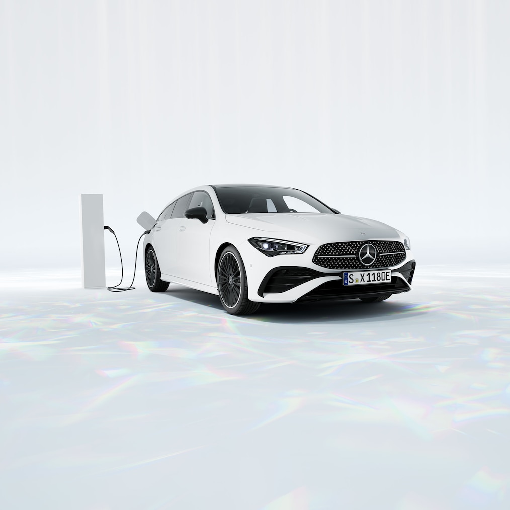 Widok modelu Mercedes-Benz CLA 250 e Shooting Brake z technologią hybrydową EQ stojącego na stacji ładowania.