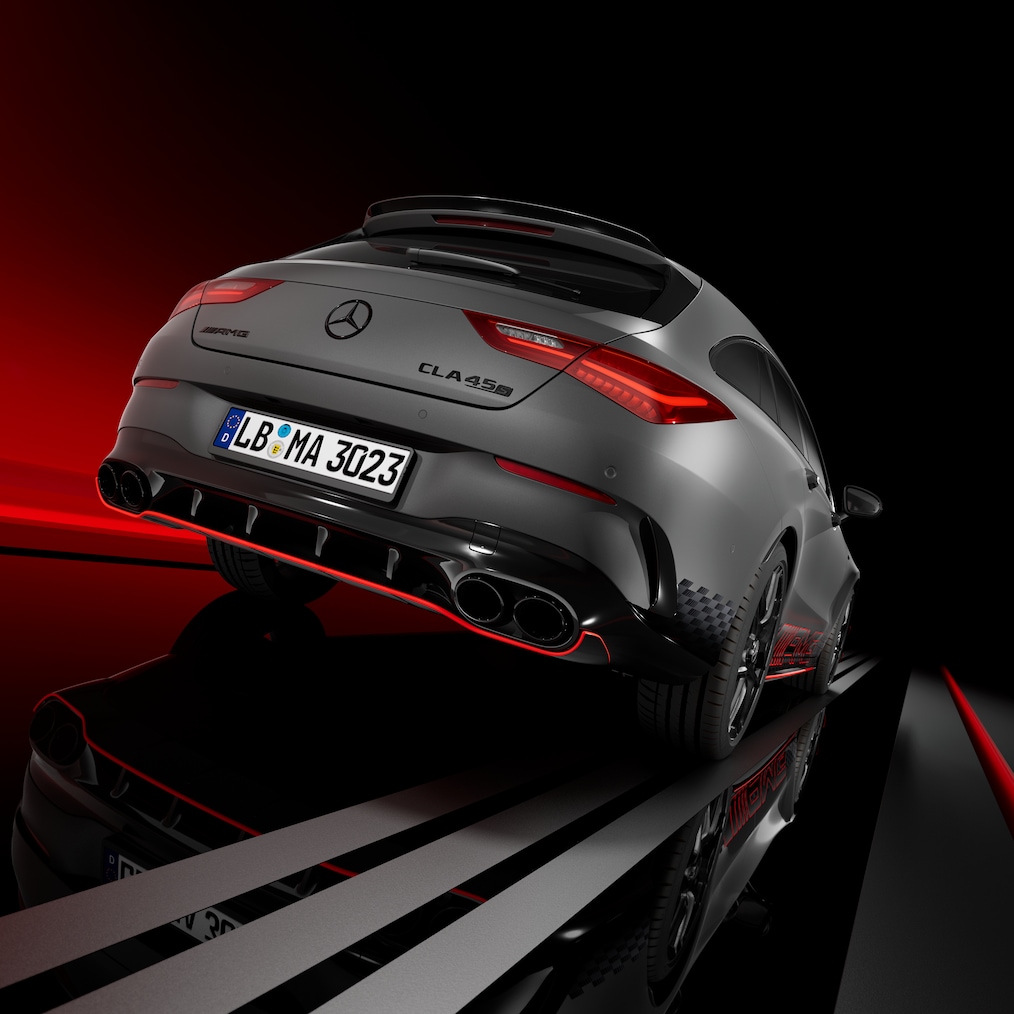 Widok boczny z przodu / z tyłu pojazdu Mercedes-AMG CLA 45 S 4MATIC+ Shooting Brake.
