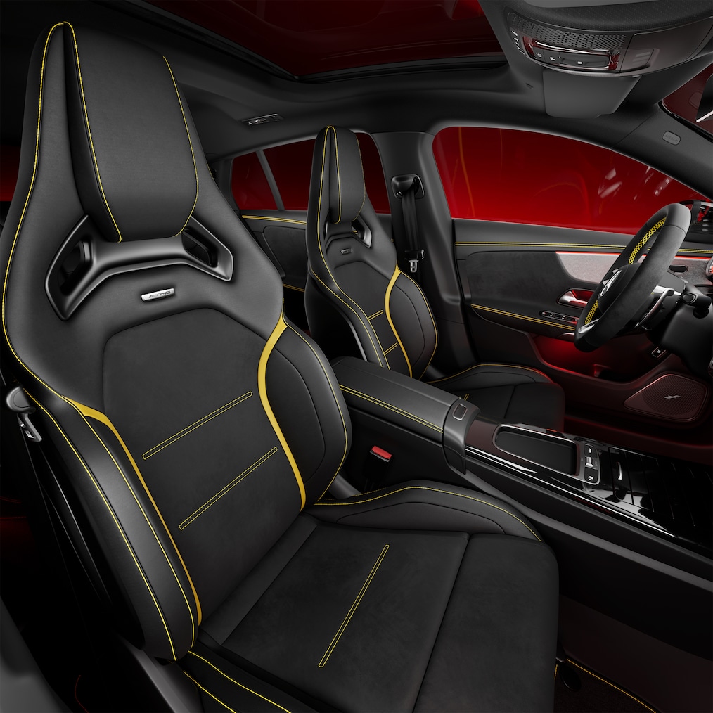 Wnętrze pojazdu Mercedes-AMG CLA Shooting Brake z fotelami AMG Performance i kierownicą AMG Performance.